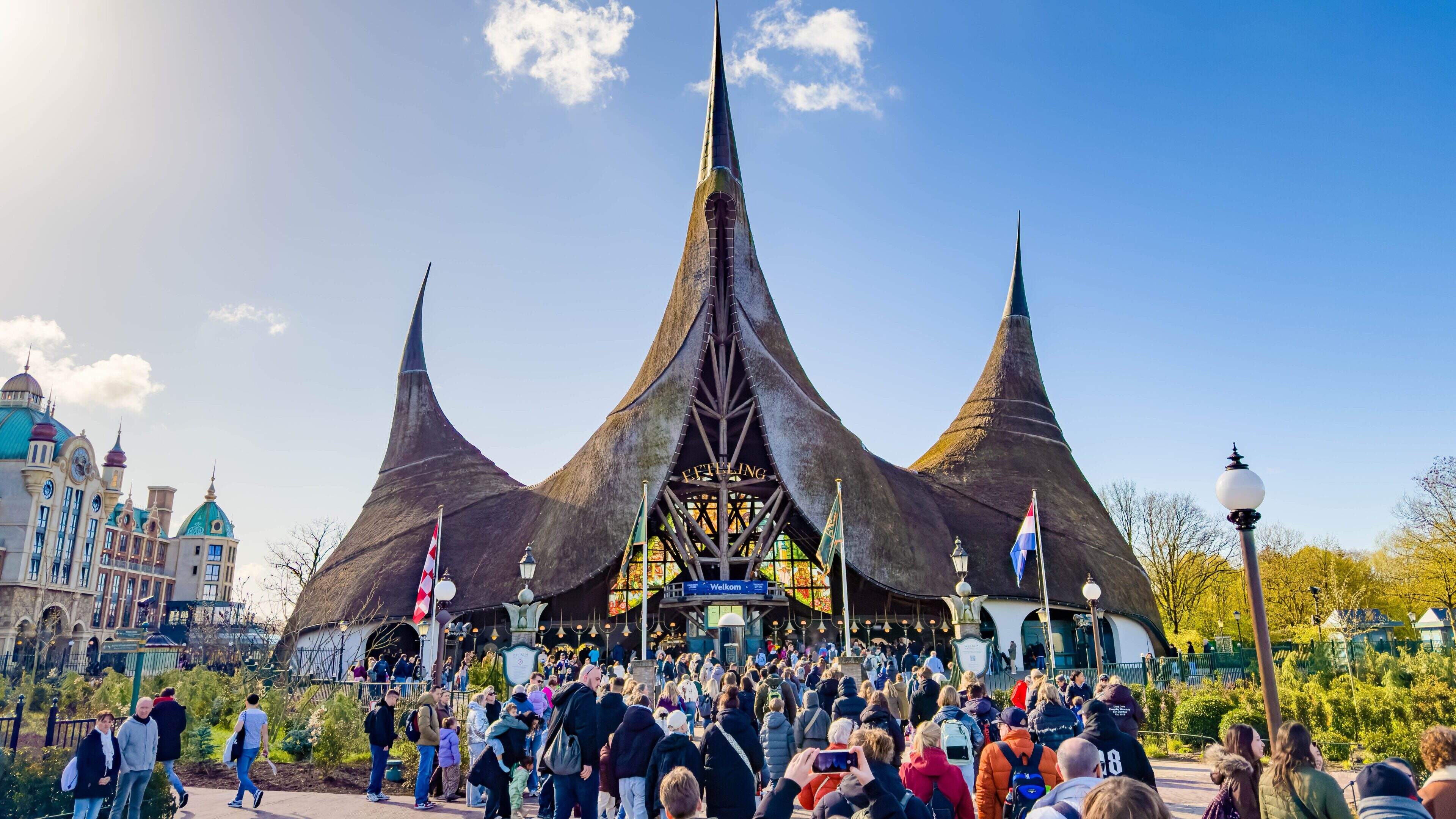 Na kritiek FoodWatch wil iedereen júist zo’n hervulbare beker van de Efteling: ’Er staan rijen voor de automaten’