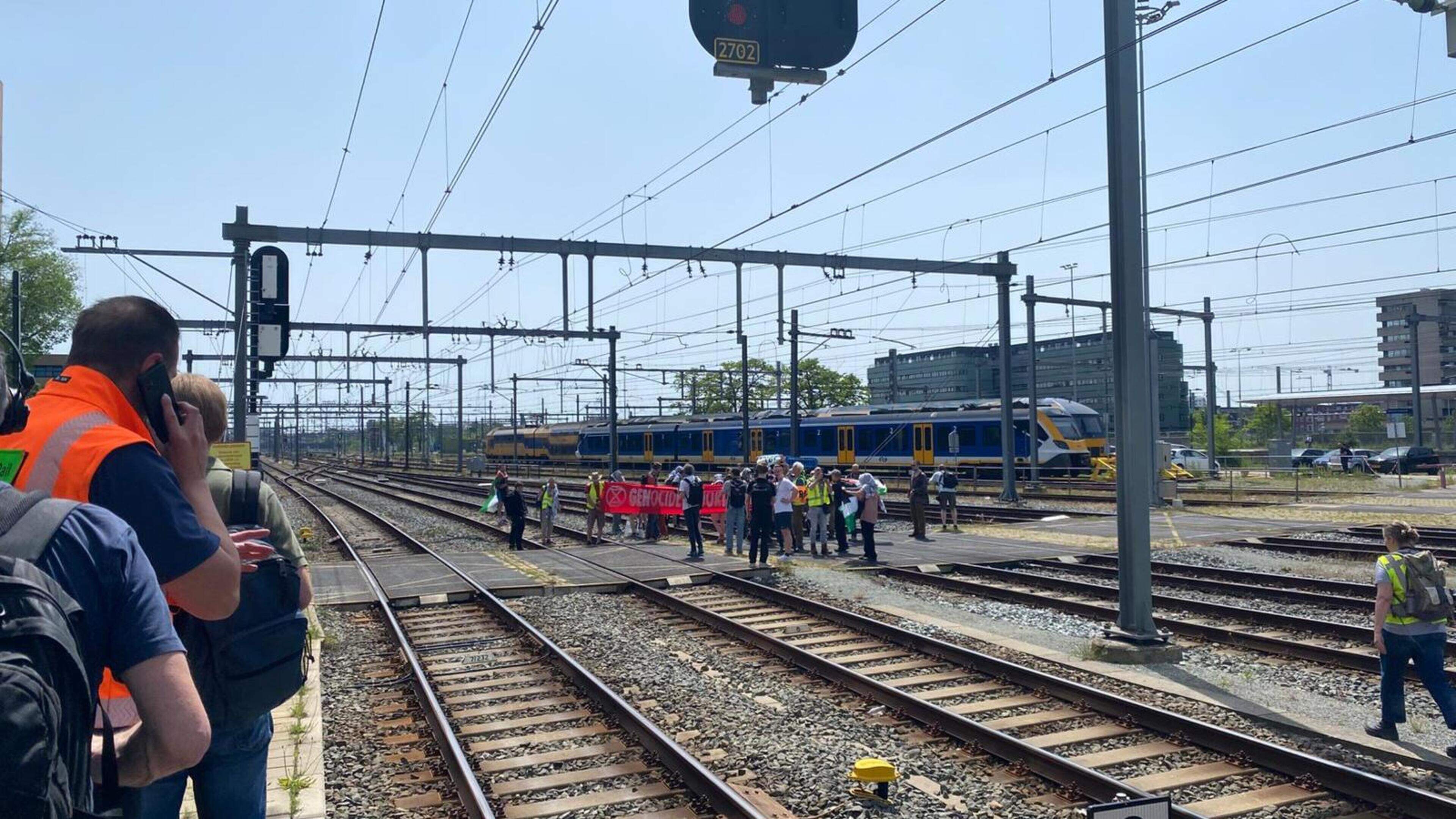Actievoerders Extinction Rebellion betreden spoor Utrecht Centraal, politie grijpt in