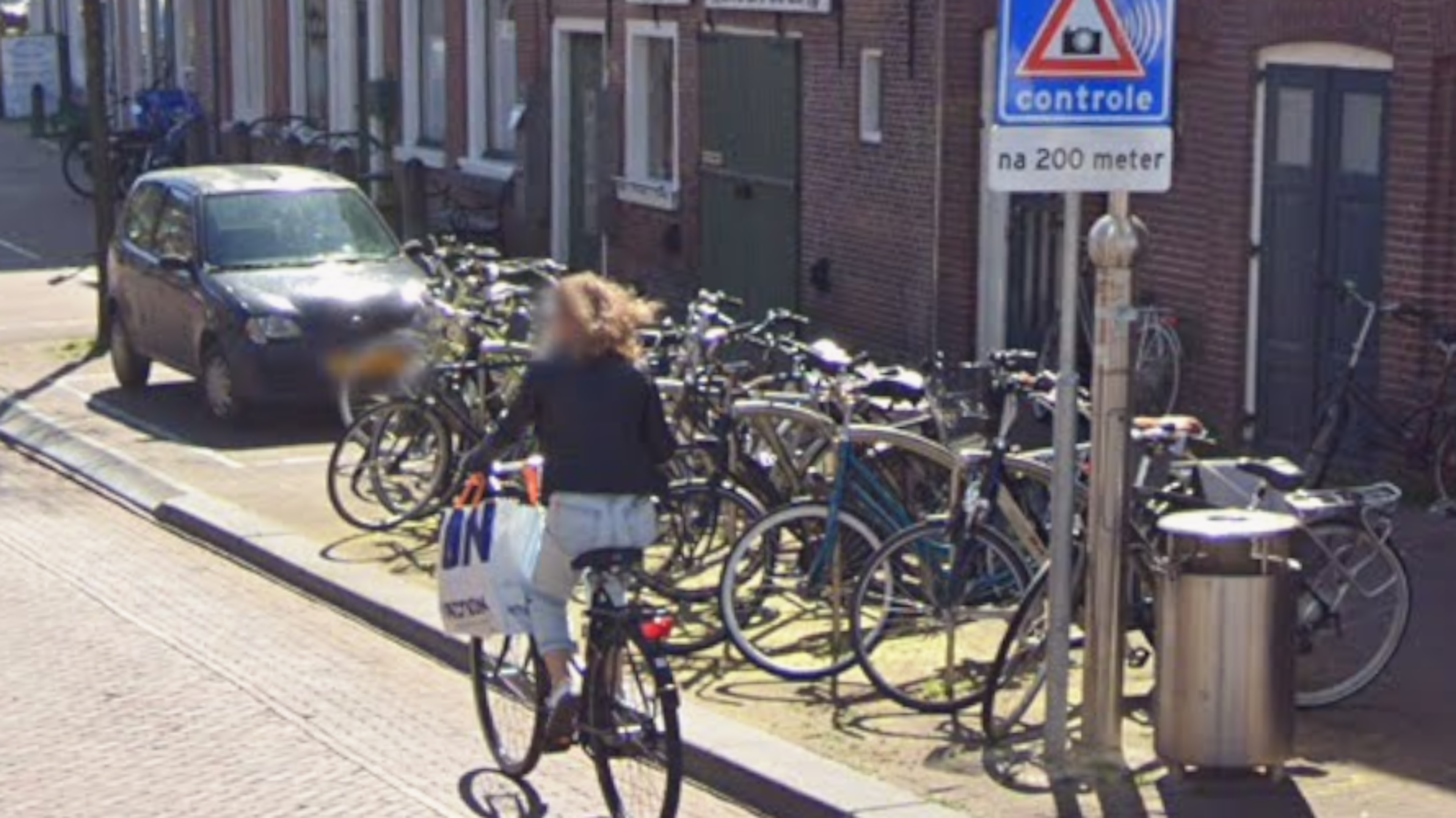 Man krijgt boete terwijl hij in de rouwstoet van zijn vader rijdt