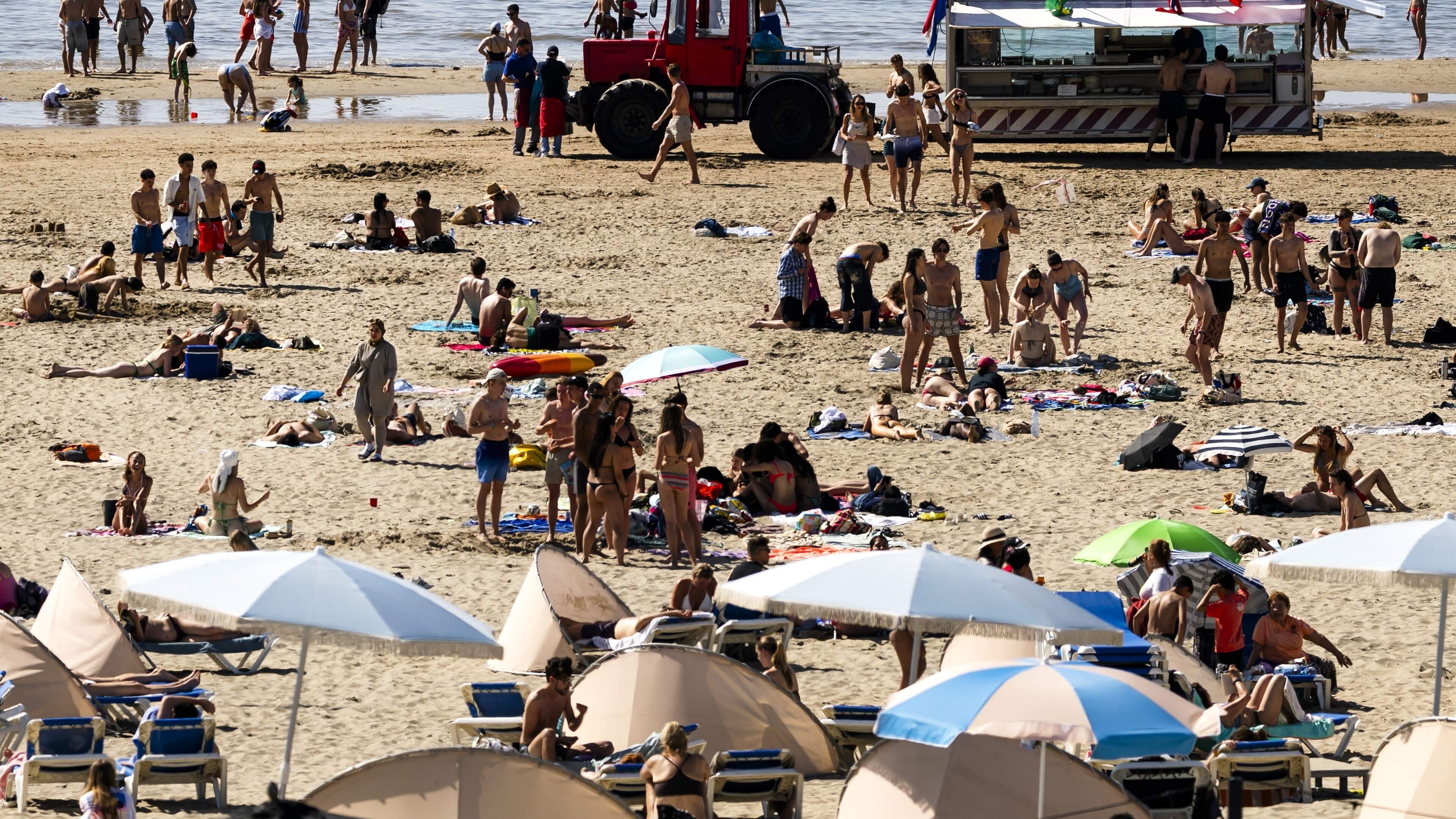 Preventief fouilleren moet stranden Zandvoort en Nesselande veiliger maken: ’We accepteren het niet meer’