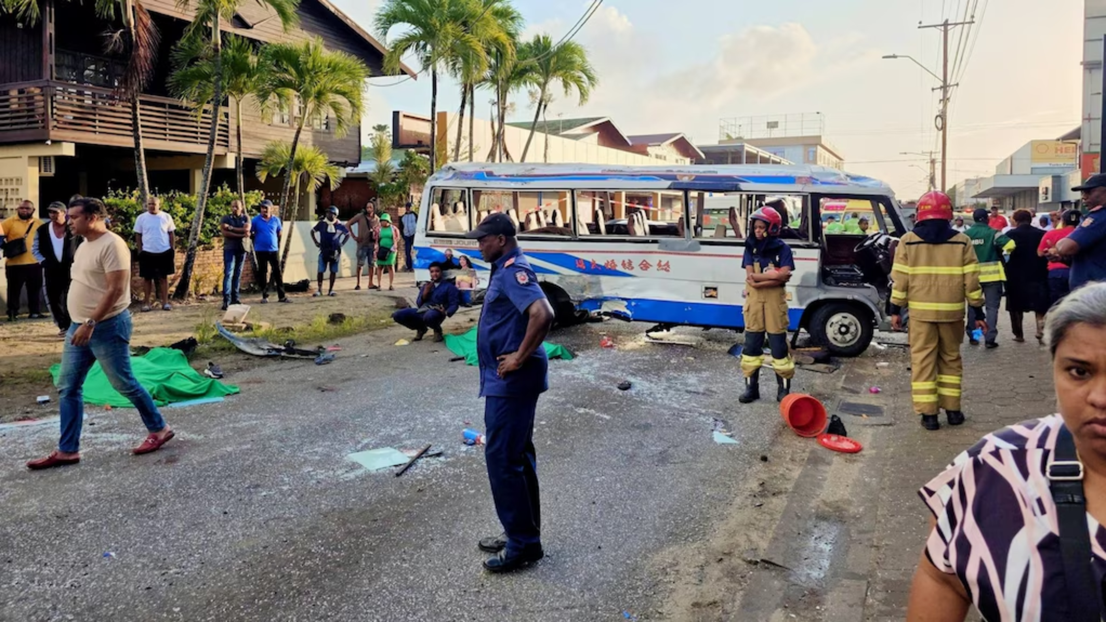 Nederlander zonder rijbewijs krijgt twee jaar cel voor dodelijke aanrijding met volle bus in Suriname