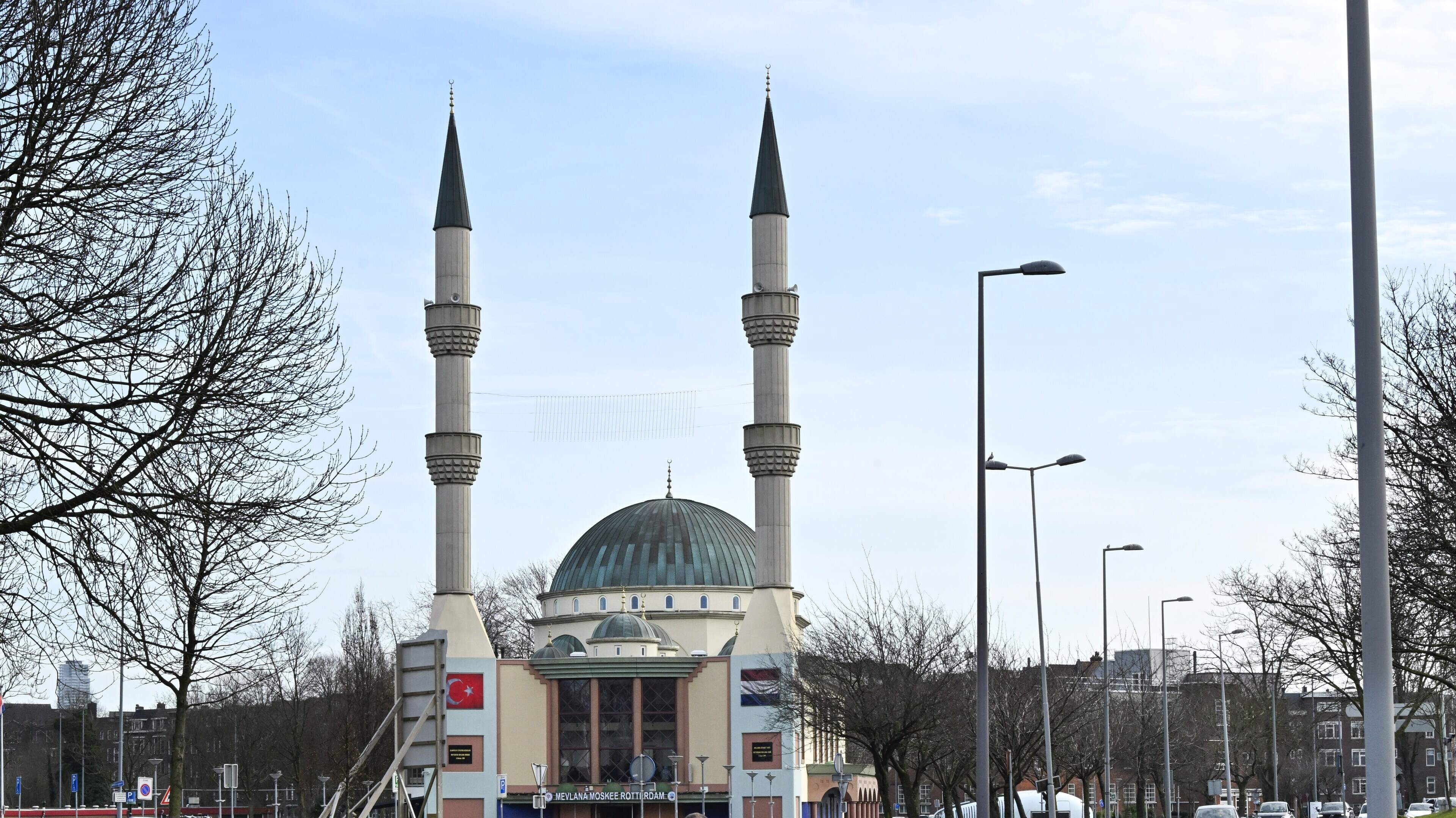 Vernielingen aangericht bij Rotterdamse moskee terwijl er mensen binnen zijn
