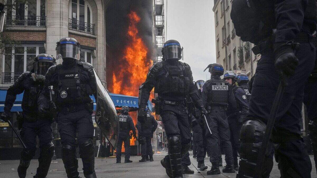 抗議したフランスでの封鎖と逮捕「bloquons tout」