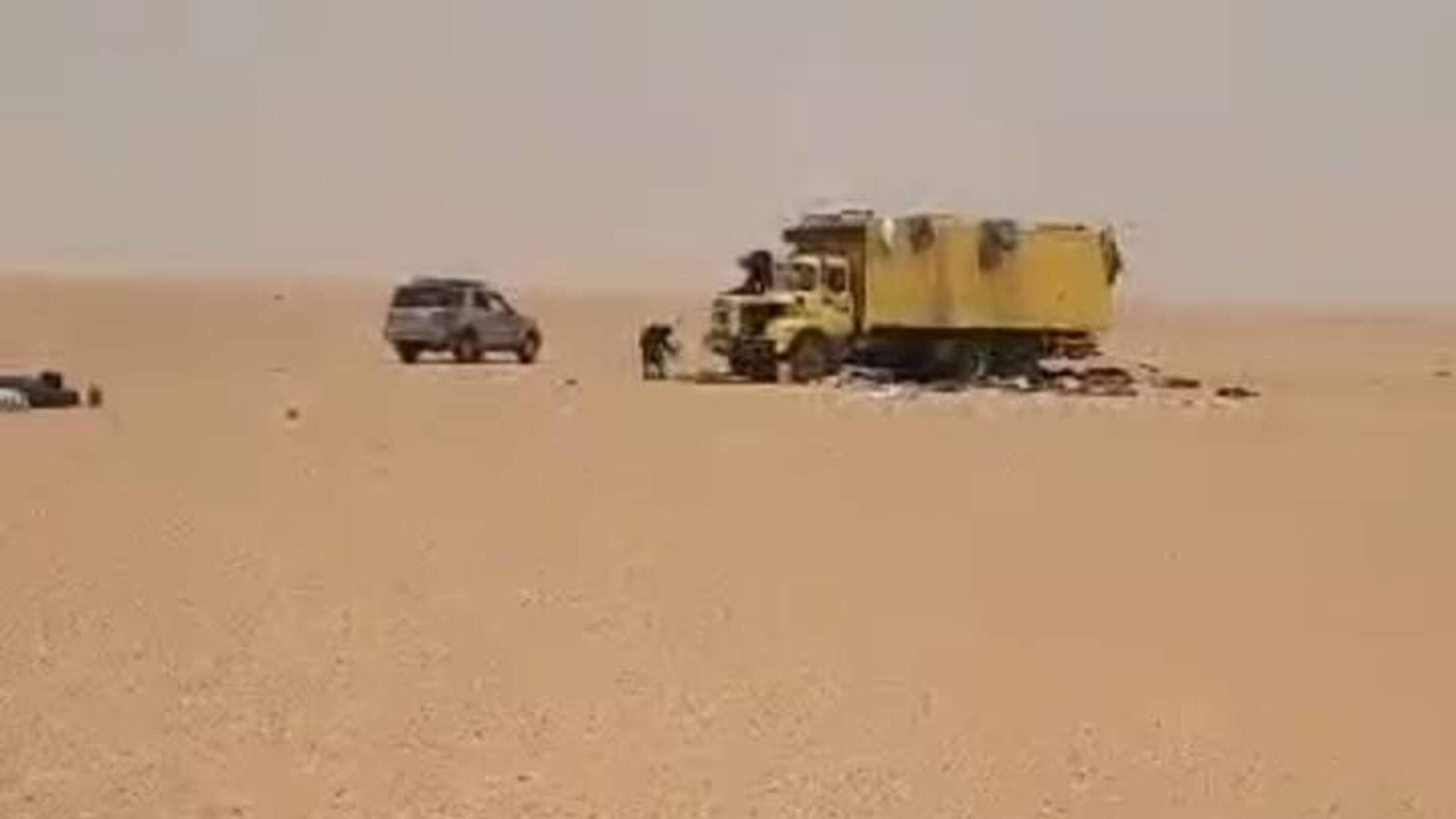 Tientallen doden door gestrande truck in Sahara; twee mensen overleven door wandeling van 80 kilometer