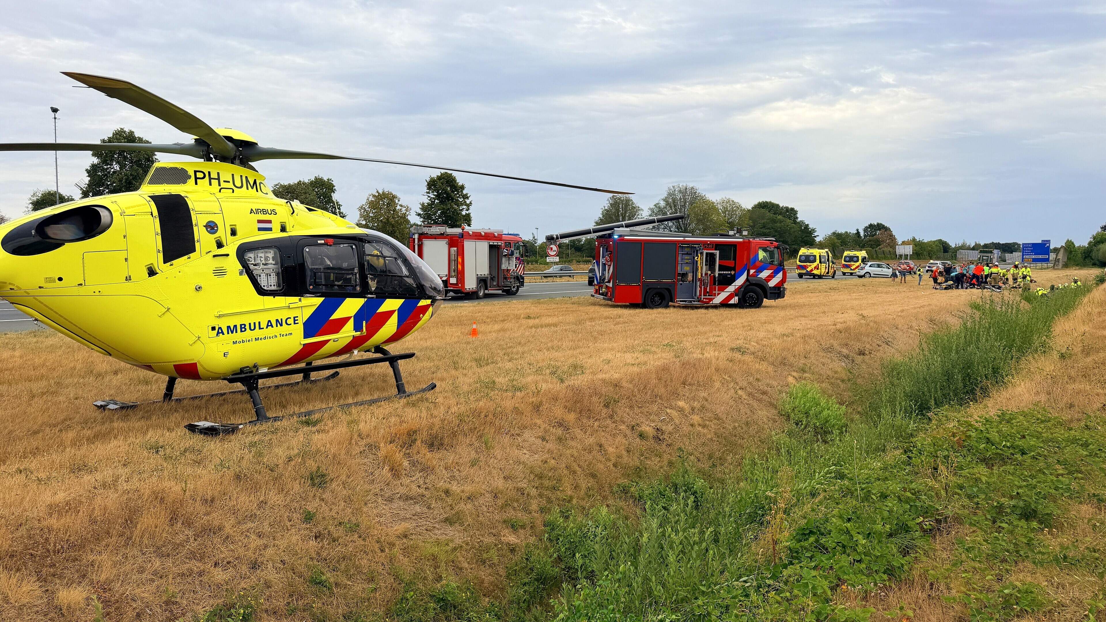 Twee minderjarige meisjes zwaargewond bij ongeluk op A50: gezin zat met zeven personen in zelfde auto