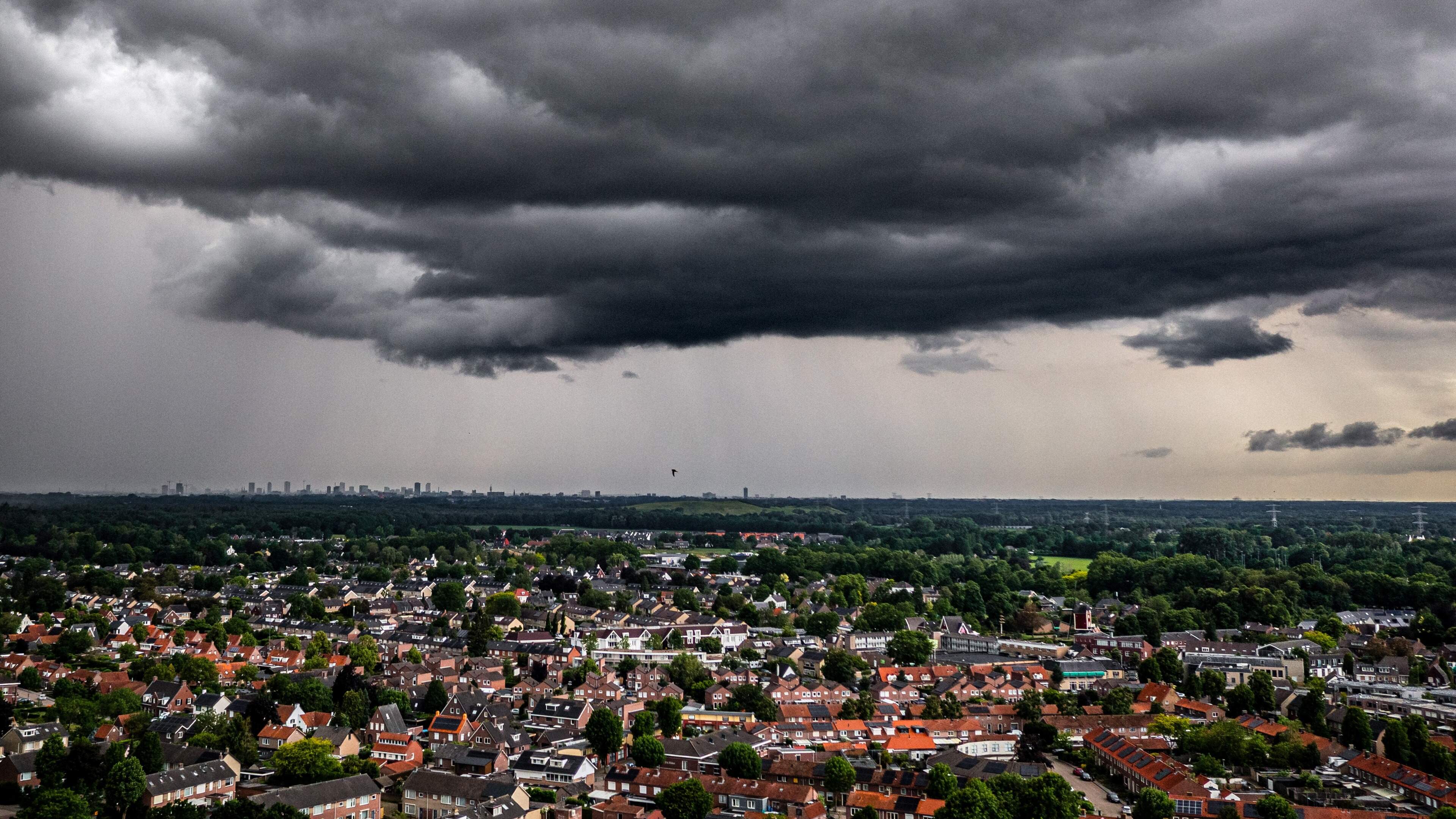 Code geel in heel Nederland wegens onweersbuien met windstoten