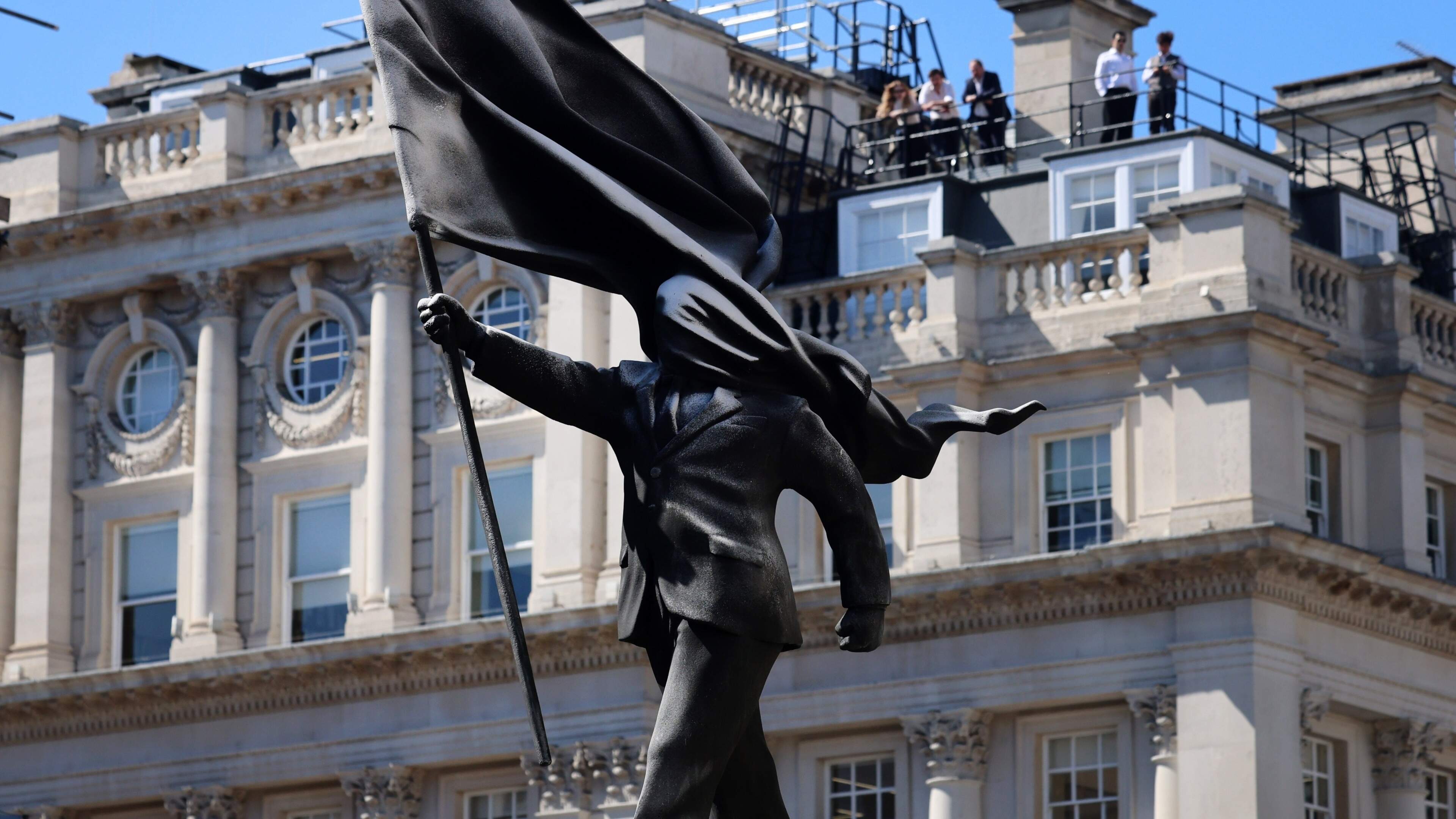 Banksy duikt wederom op in Londen met standbeeld van man die door vlag verblind is