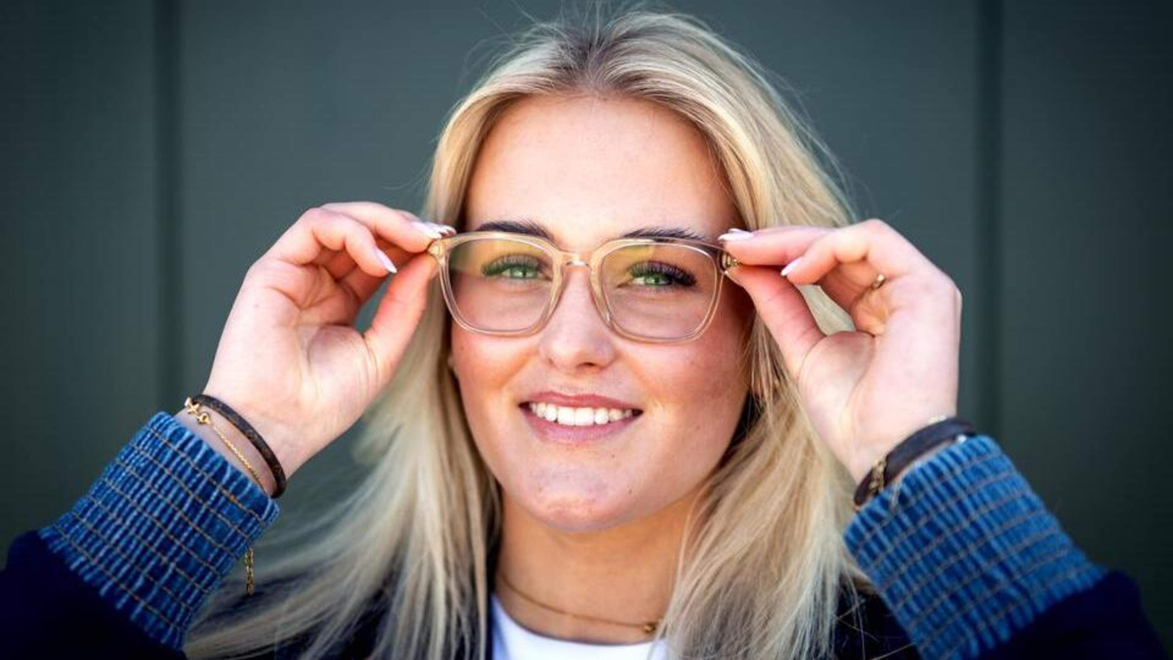 Sytske (19) lag door hersenletsel twee jaar lang op de bank, tot ze een ’magische’ bril uit Amerika ontdekte: ’De wereld is stuk mooier geworden’