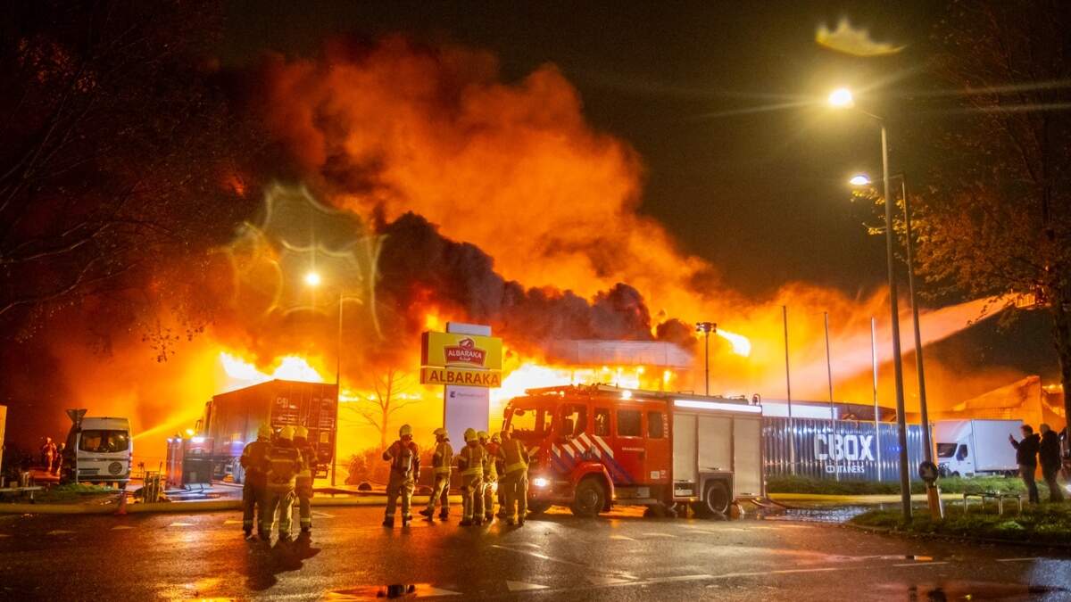 Photo: De Telegraaf Massive Rotterdam Fire Destroys Sydneystraat Building