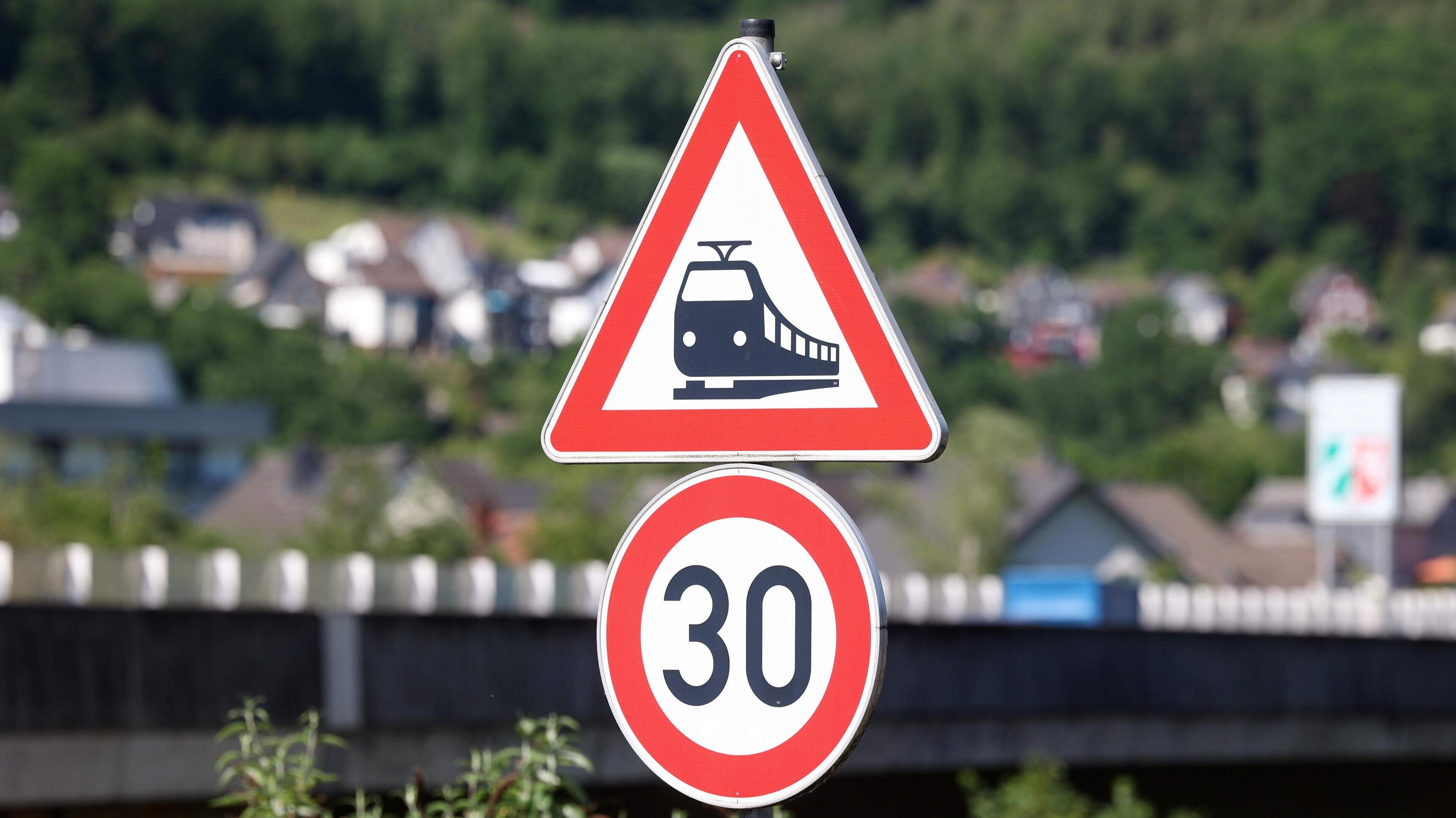 Vrouw (26) overlijdt bij ongeluk met trein, duwt net op tijd kind (2) nog in veiligheid