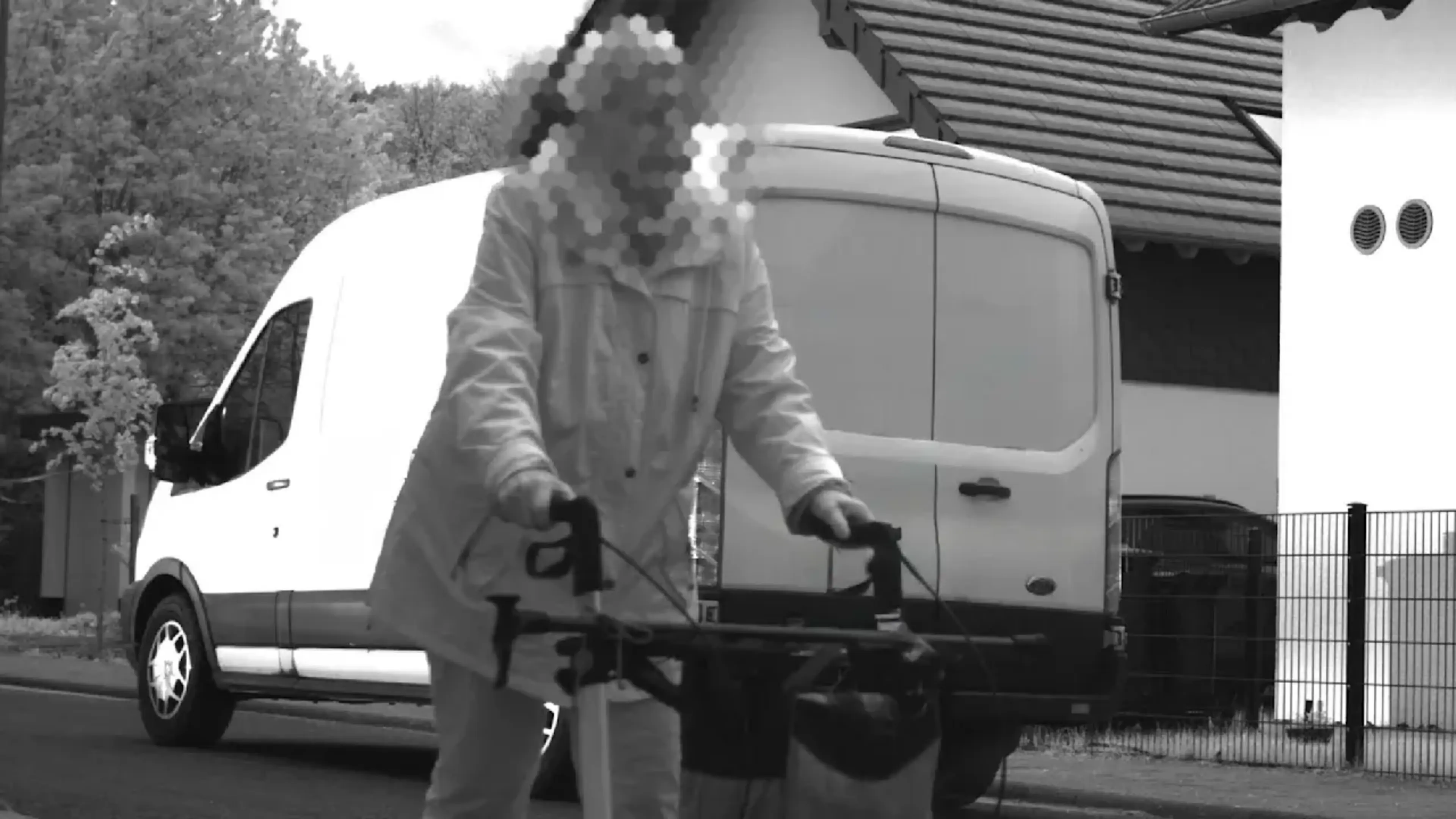 Vrouw met rollator geflitst voor hoge snelheid terwijl ze rustig naar huis wandelt