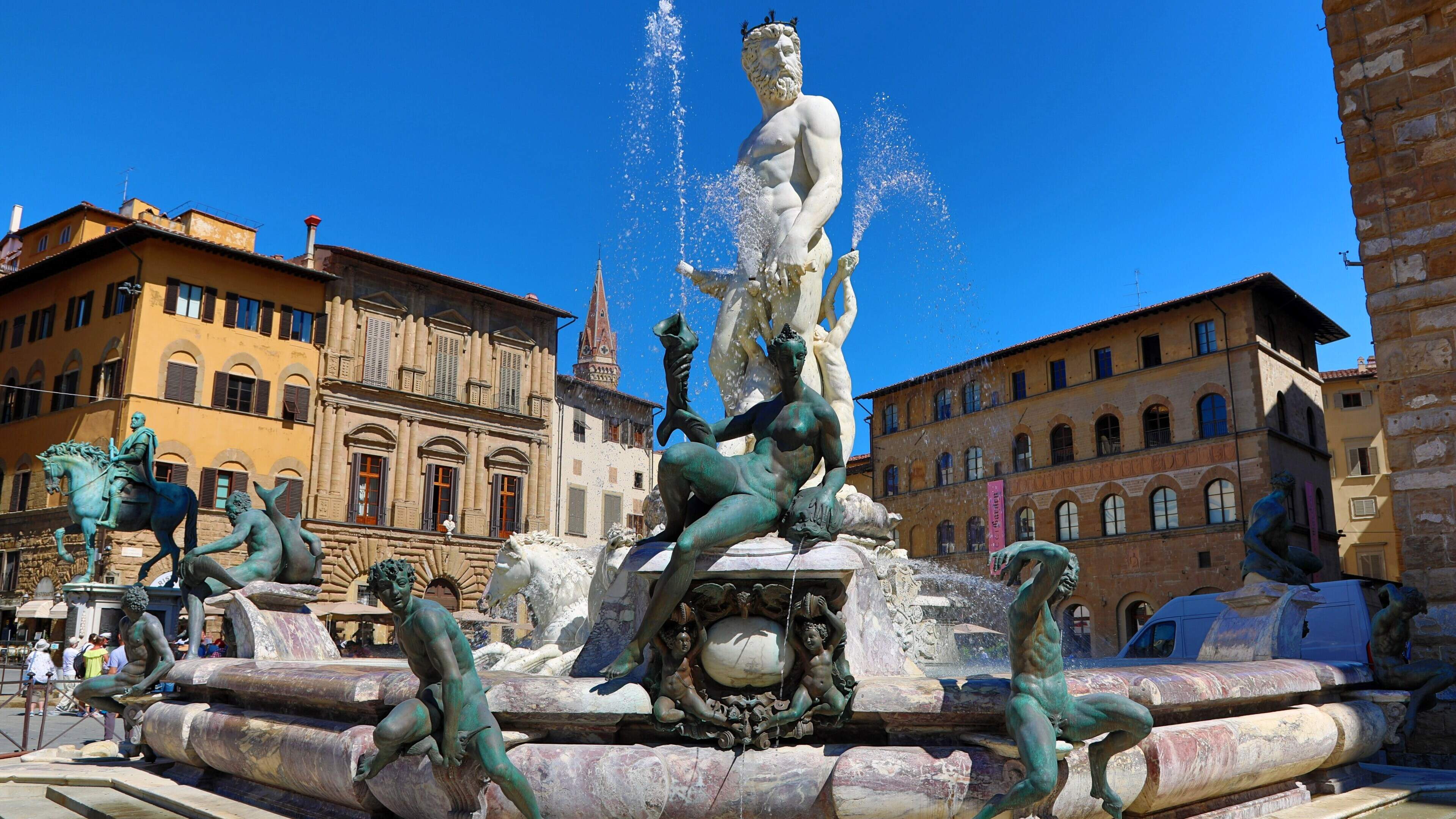 Vrouw veroorzaakt tijdens vrijgezellenfeest voor 5000 euro aan schade door monument te vernielen