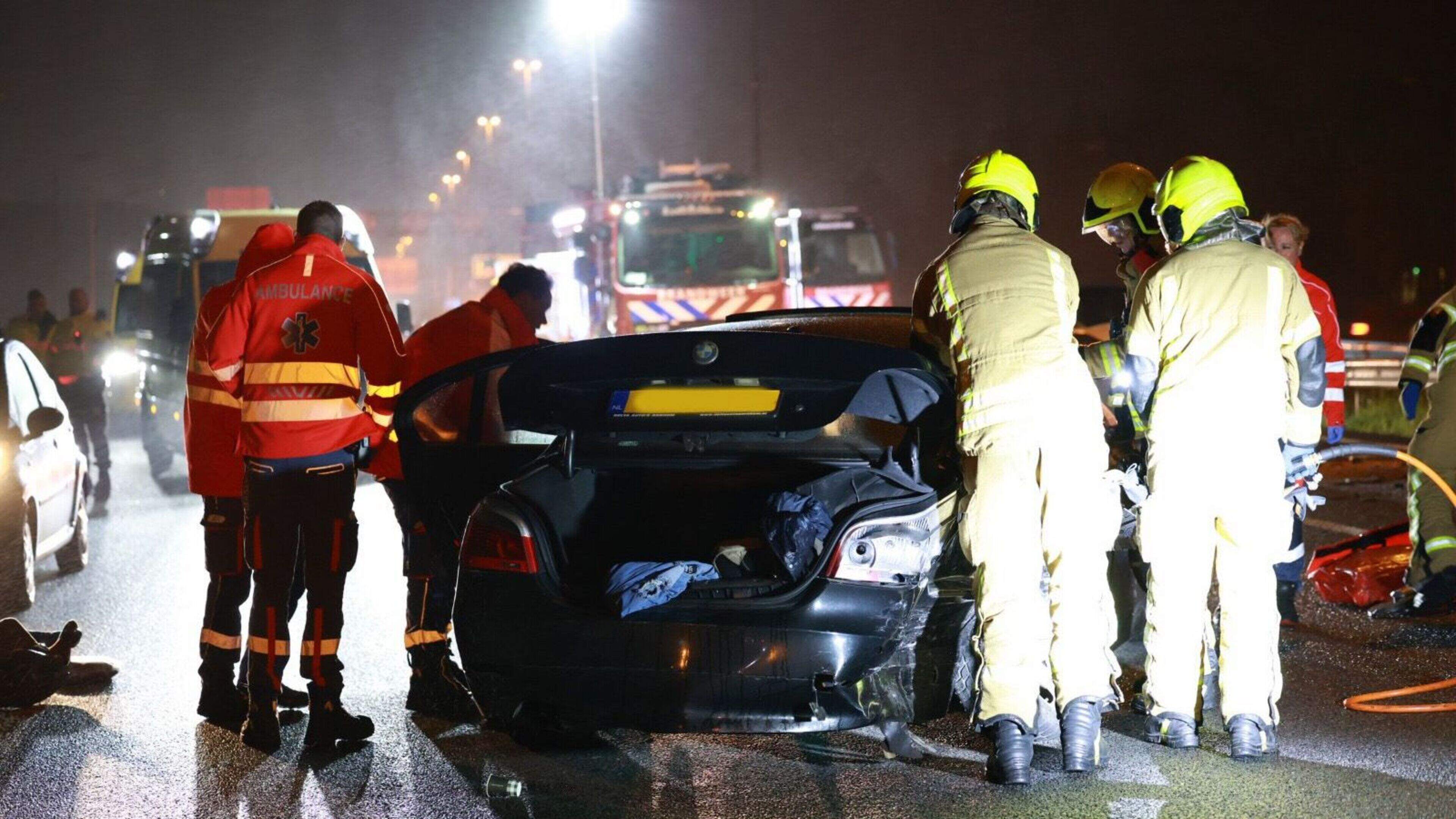 Auto botst na achtervolging marechaussee op A13, vijf gewond