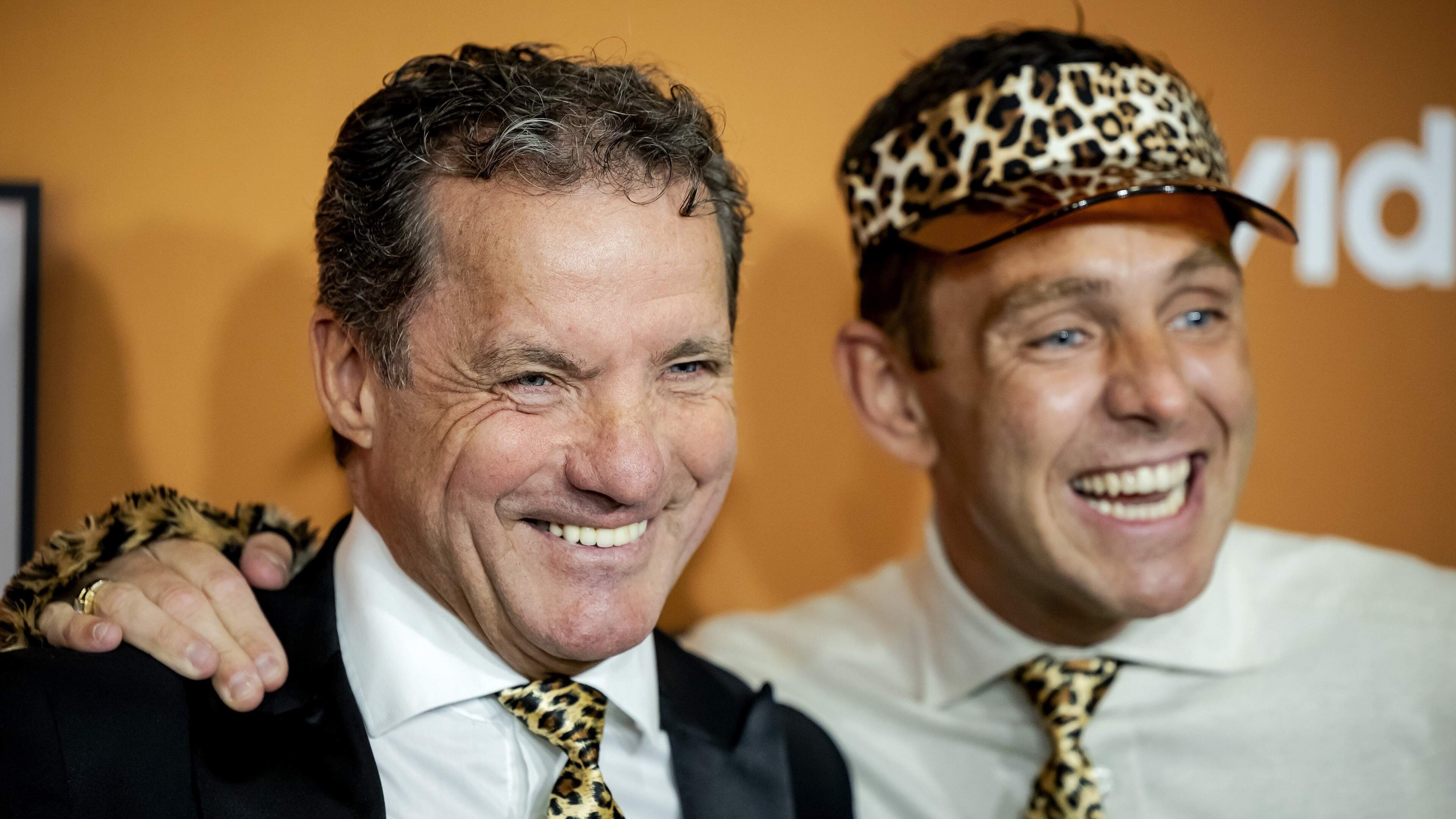 John de Bever live verrast met diamanten plaat: 50 miljoen streams voor ’Jij krijgt die lach niet van mijn gezicht’