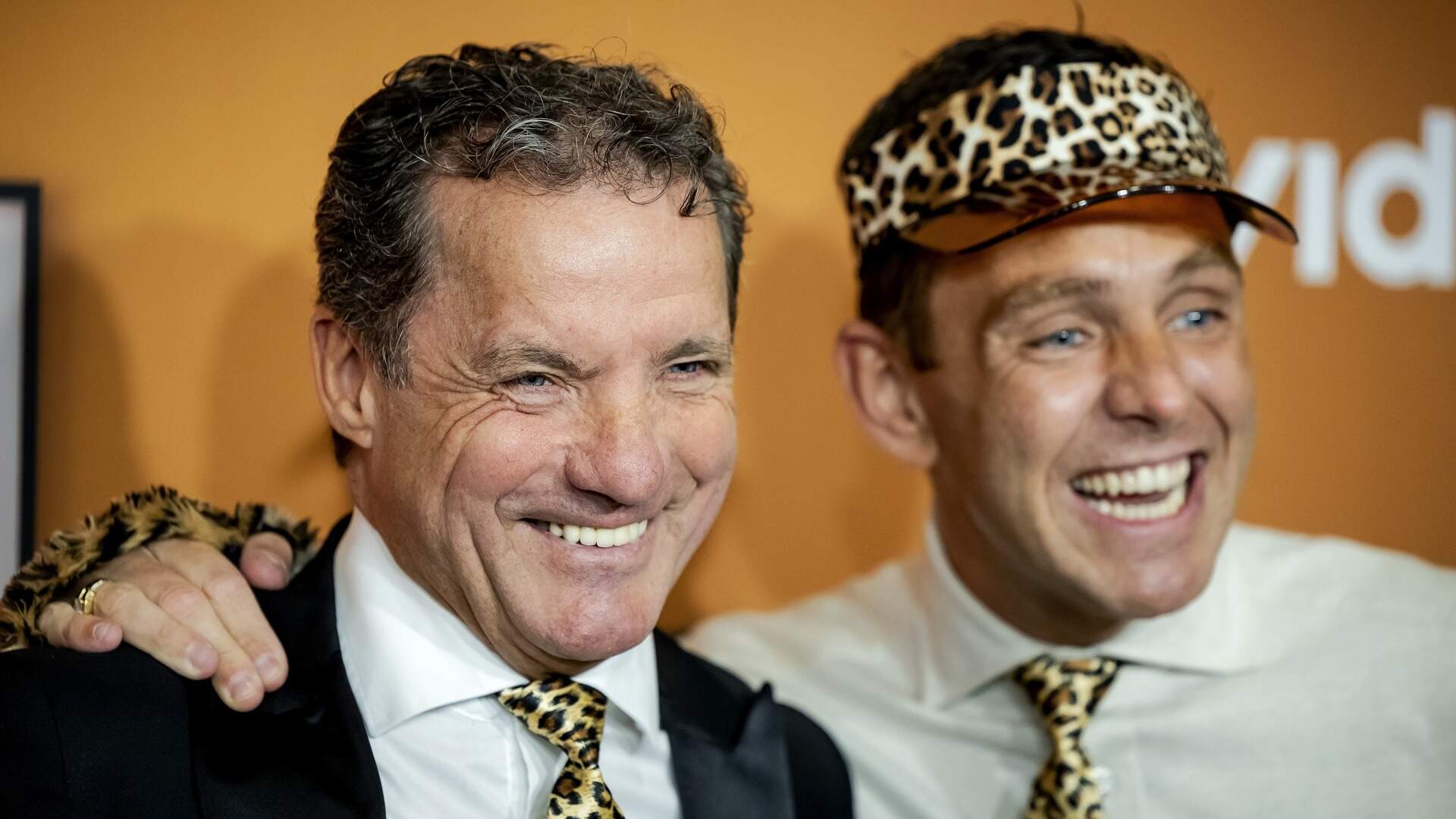 John de Bever live verrast met diamanten plaat: 50 miljoen streams voor  'Jij krijgt die lach niet van mijn gezicht' | De Telegraaf