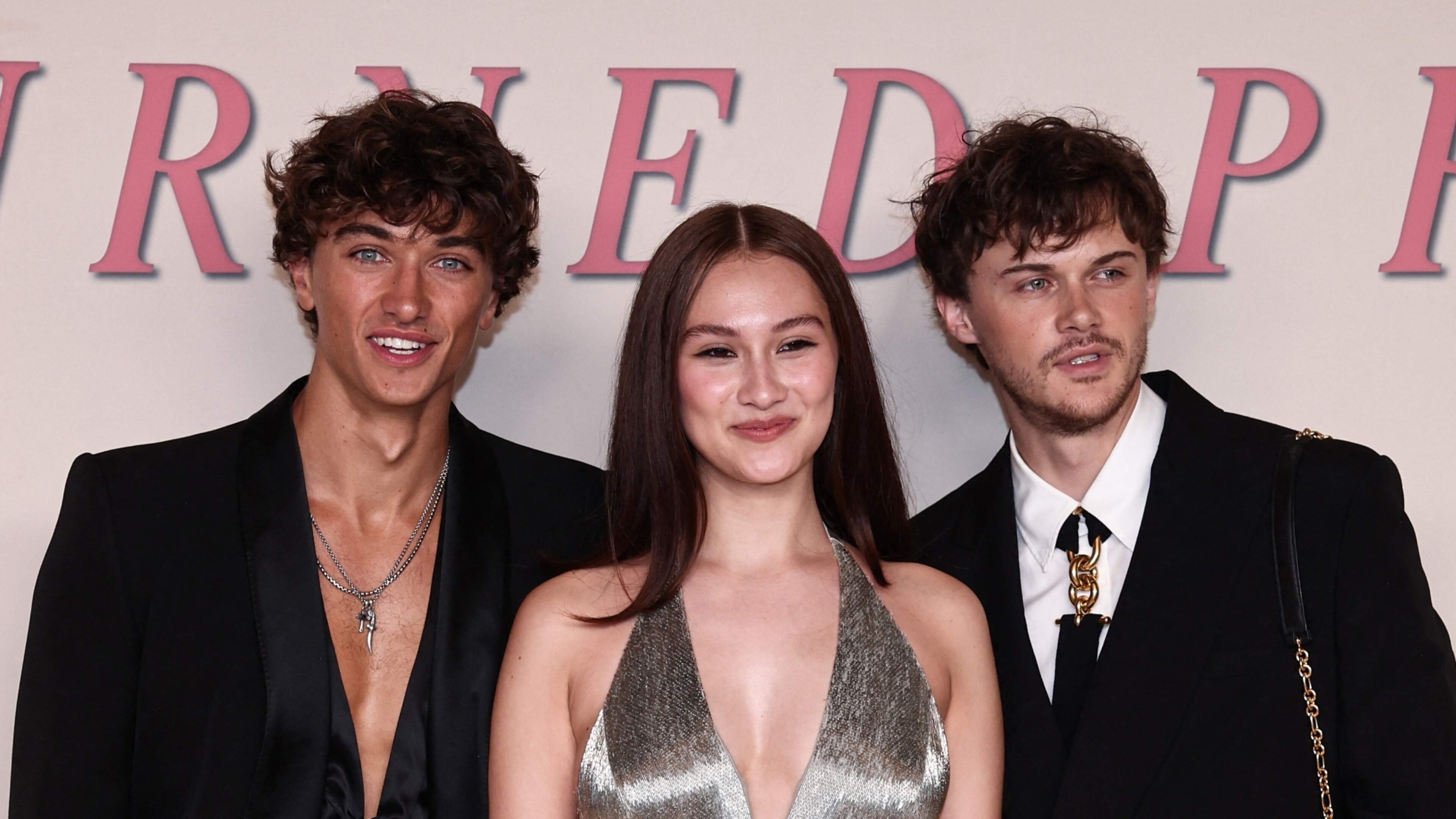 Prime Video smeekt fans om afstand te houden: fans jagen cast van ’Summer I turned pretty’ op