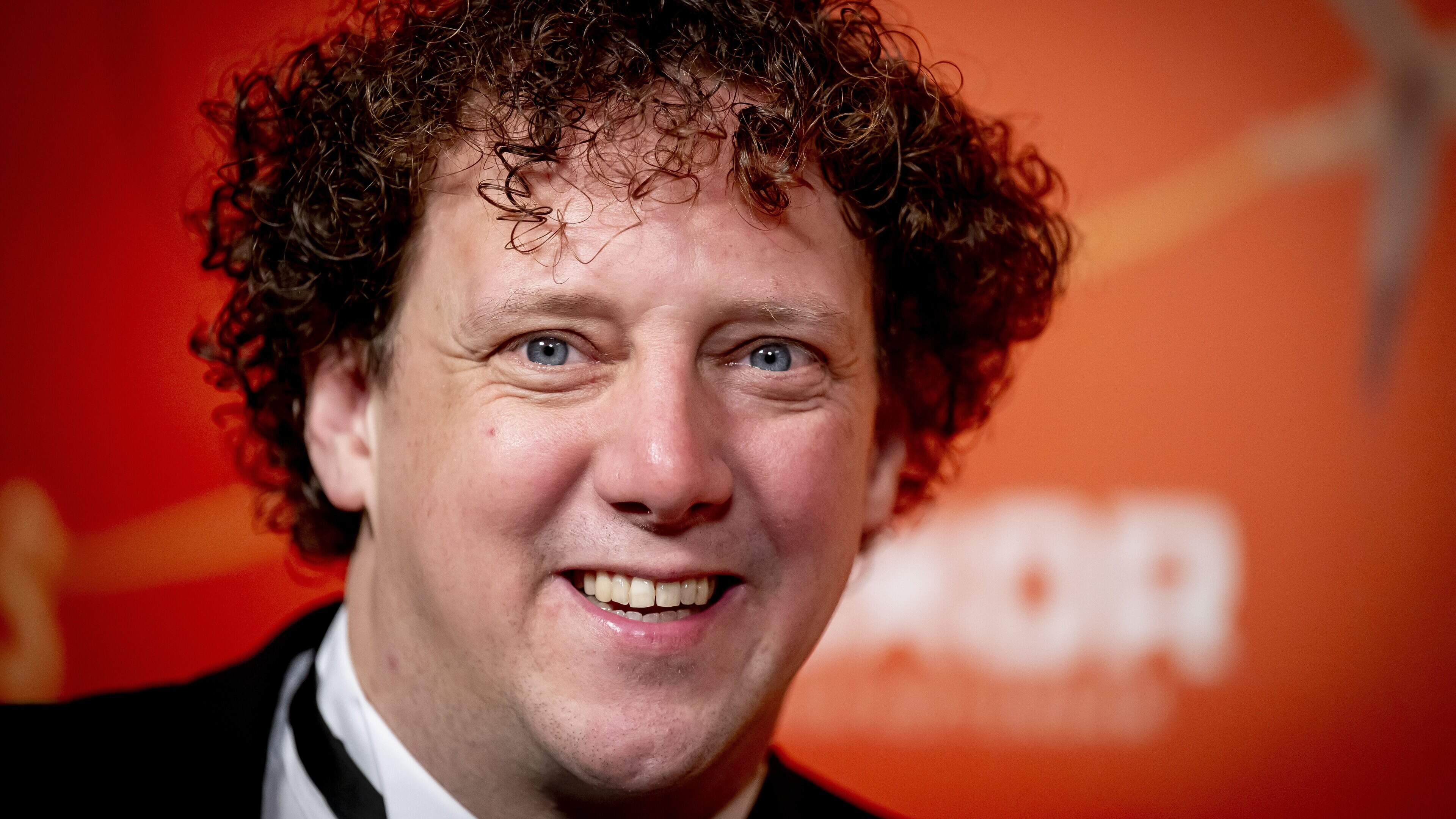 Jochem Myjer haalt ruim anderhalve ton op voor Stichting Wak