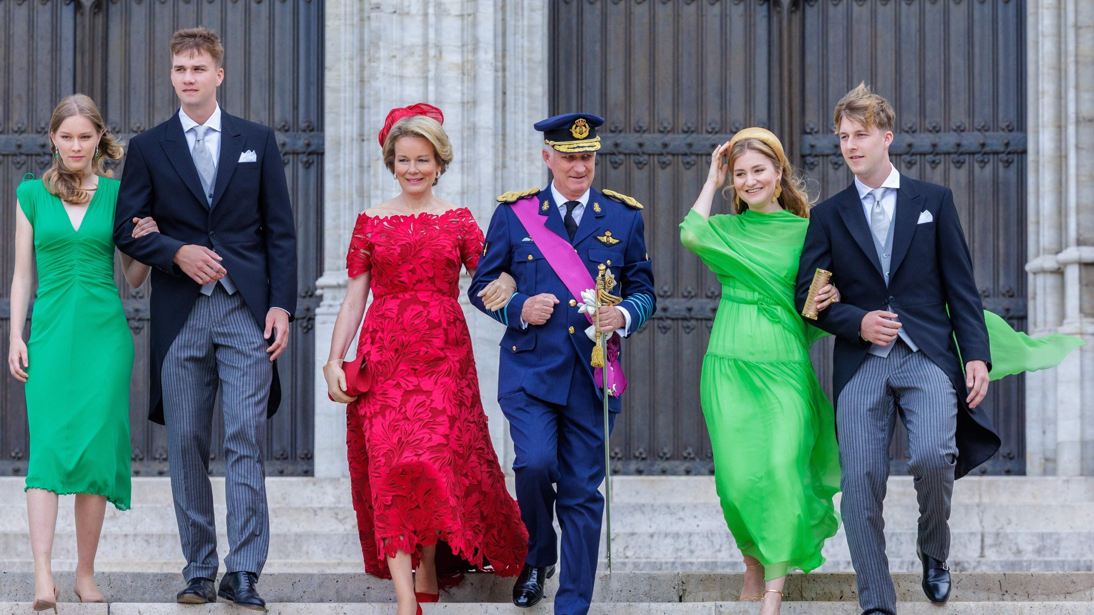 Sportieve koningin Mathilde loopt samen met prins Emmanuel door Brussel