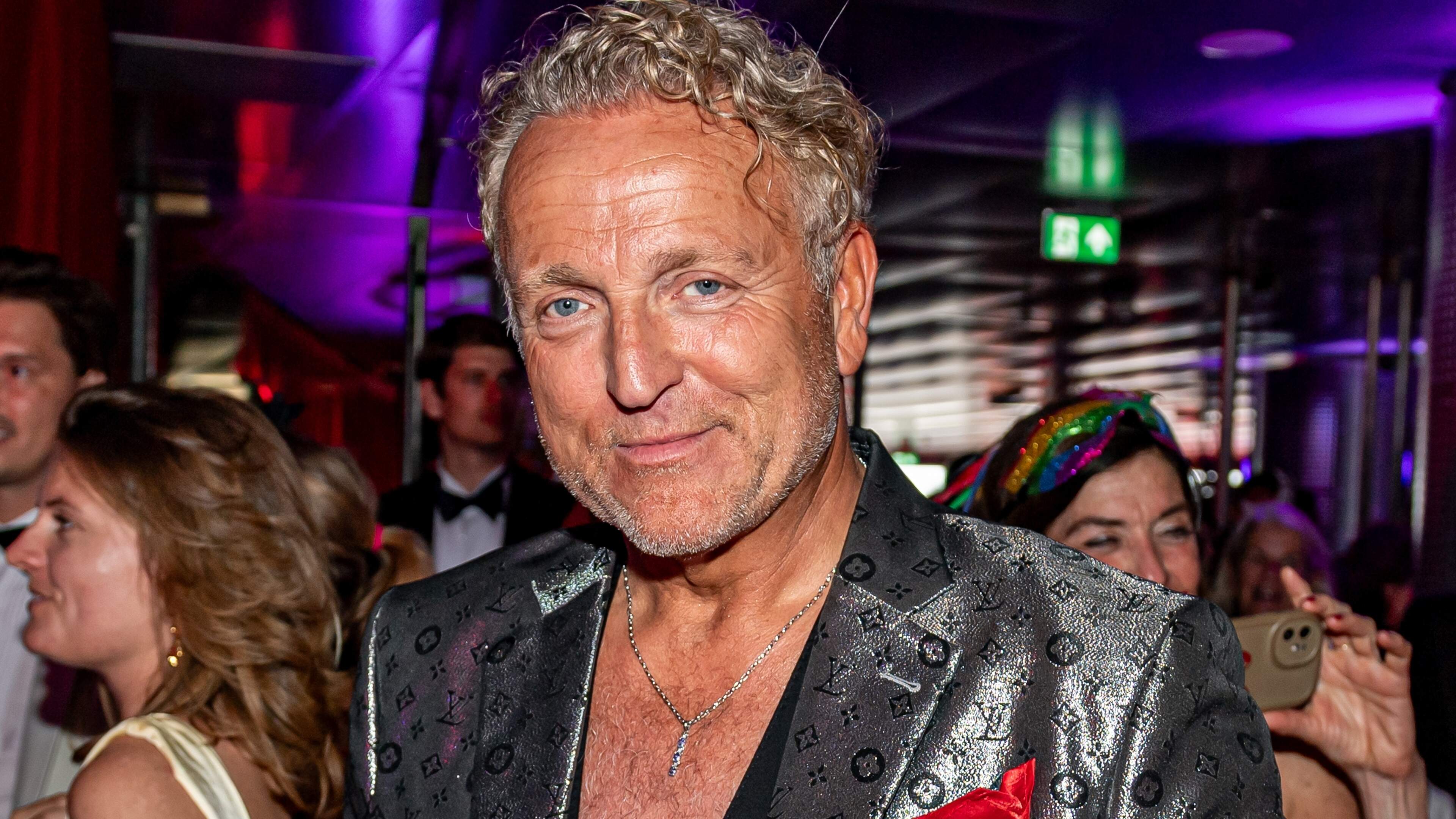 Gordon pakt microfoon wéér op: nieuwe samenwerking met Re-Play aangekondigd