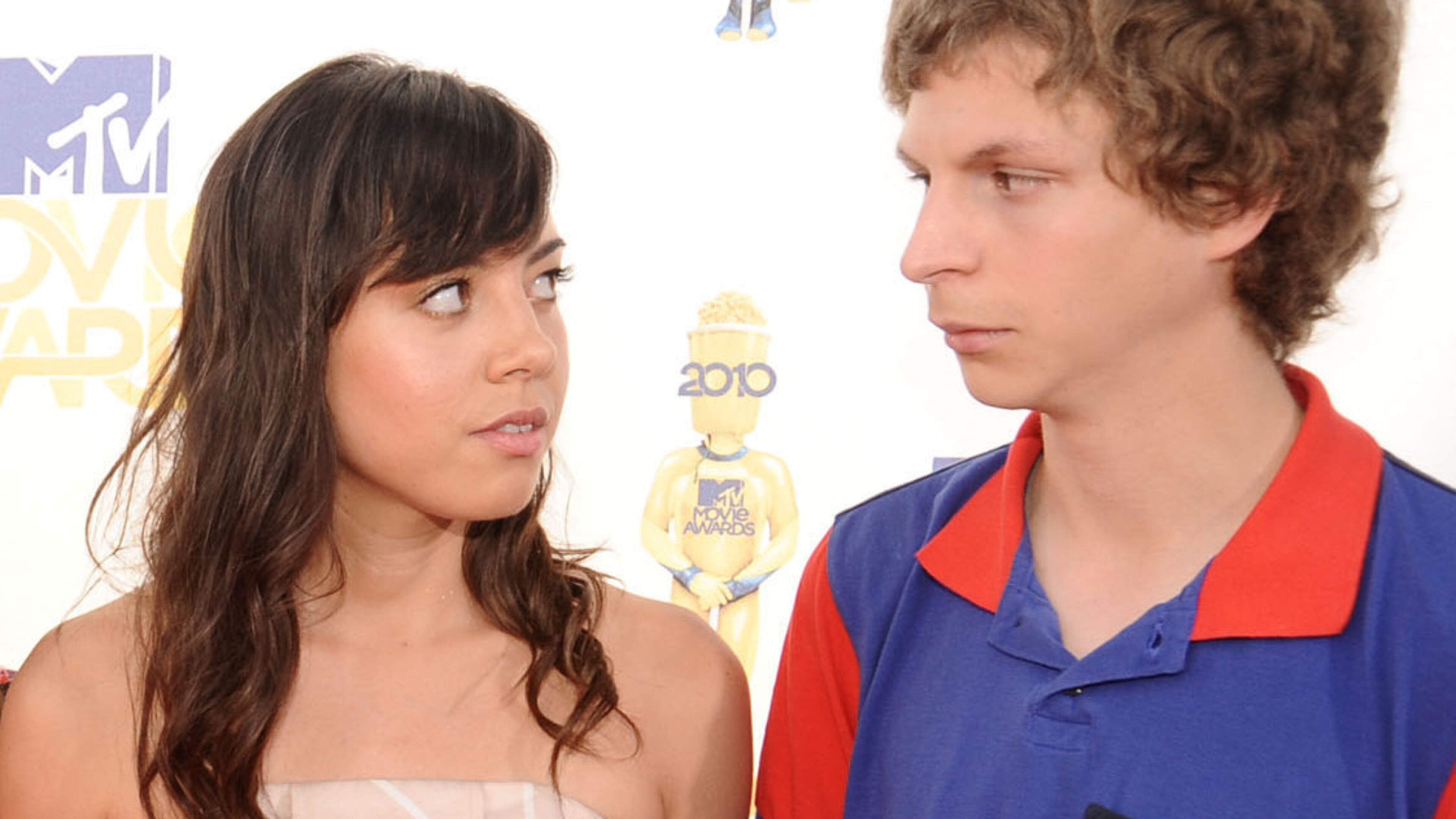 Aubrey Plaza ging bijna ’high’ het huwelijksbootje in met Michael Cera: ’We wilden trouwen en meteen scheiden’