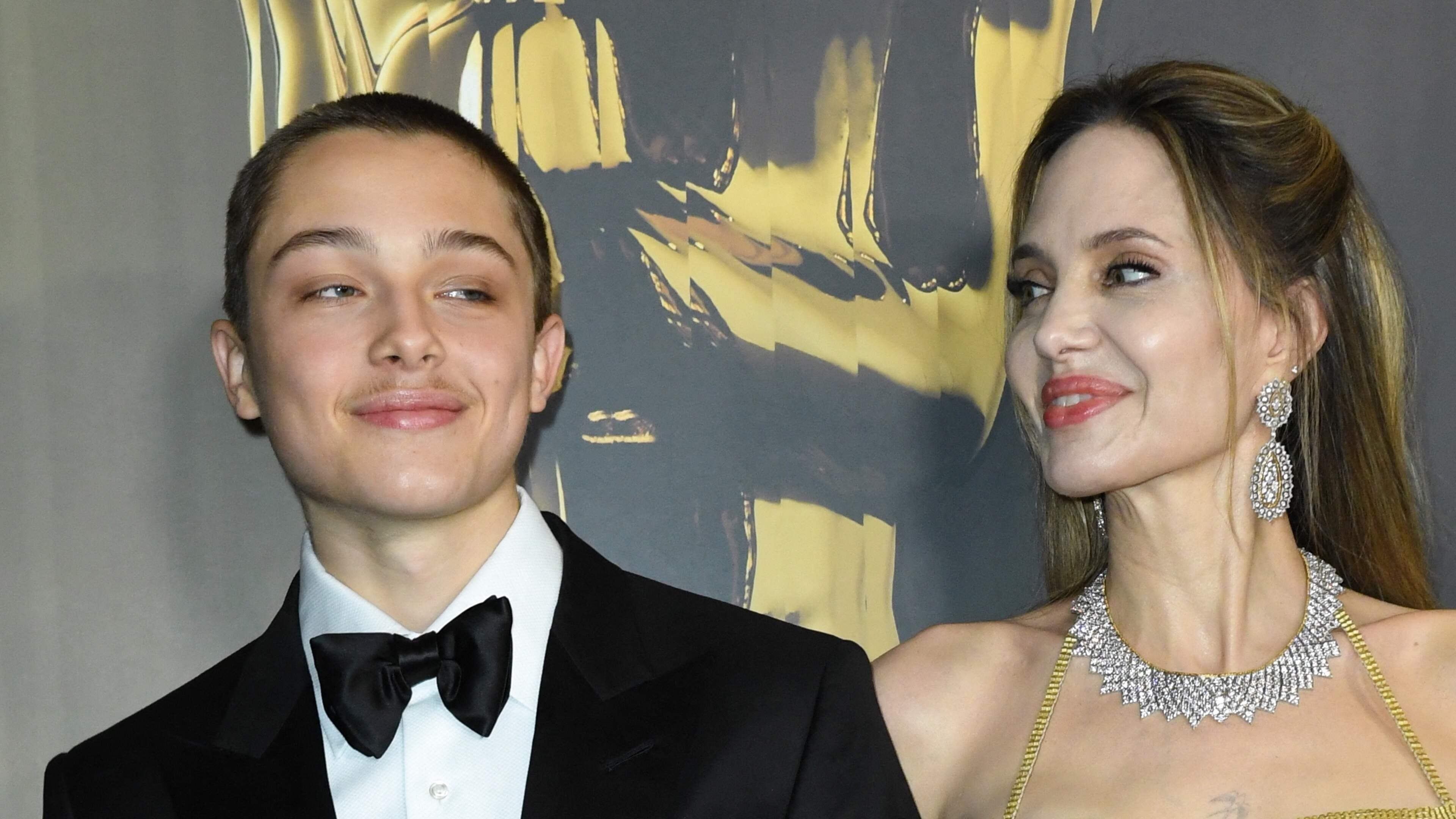 Zoon Angelina Jolie (17) haalt diploma en stapt uren later d