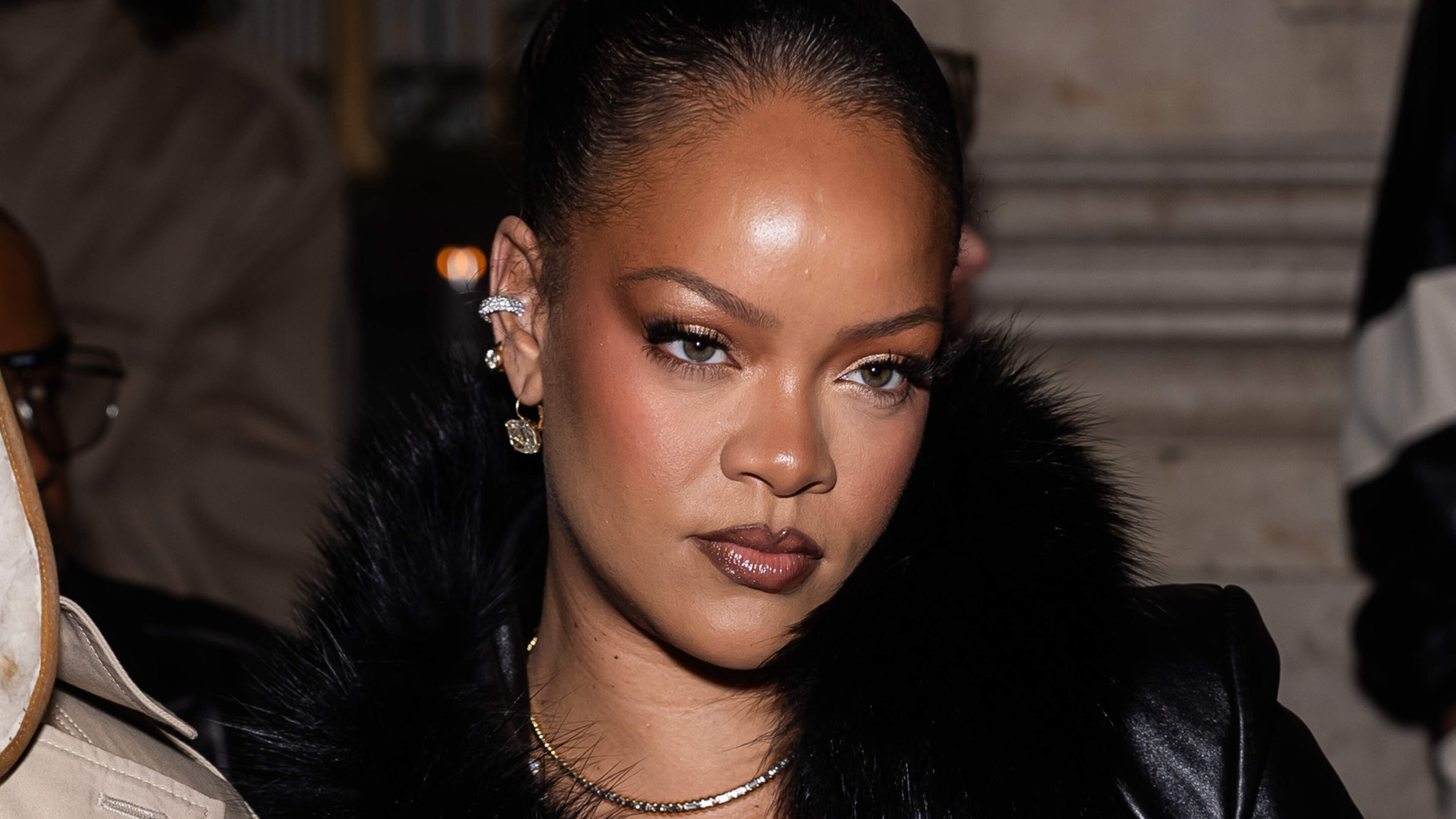 Fans verbijsterd door opvallende nieuwe tattoo van Rihanna: ’Op dit punt probeert ze gewoon relevant te blijven’