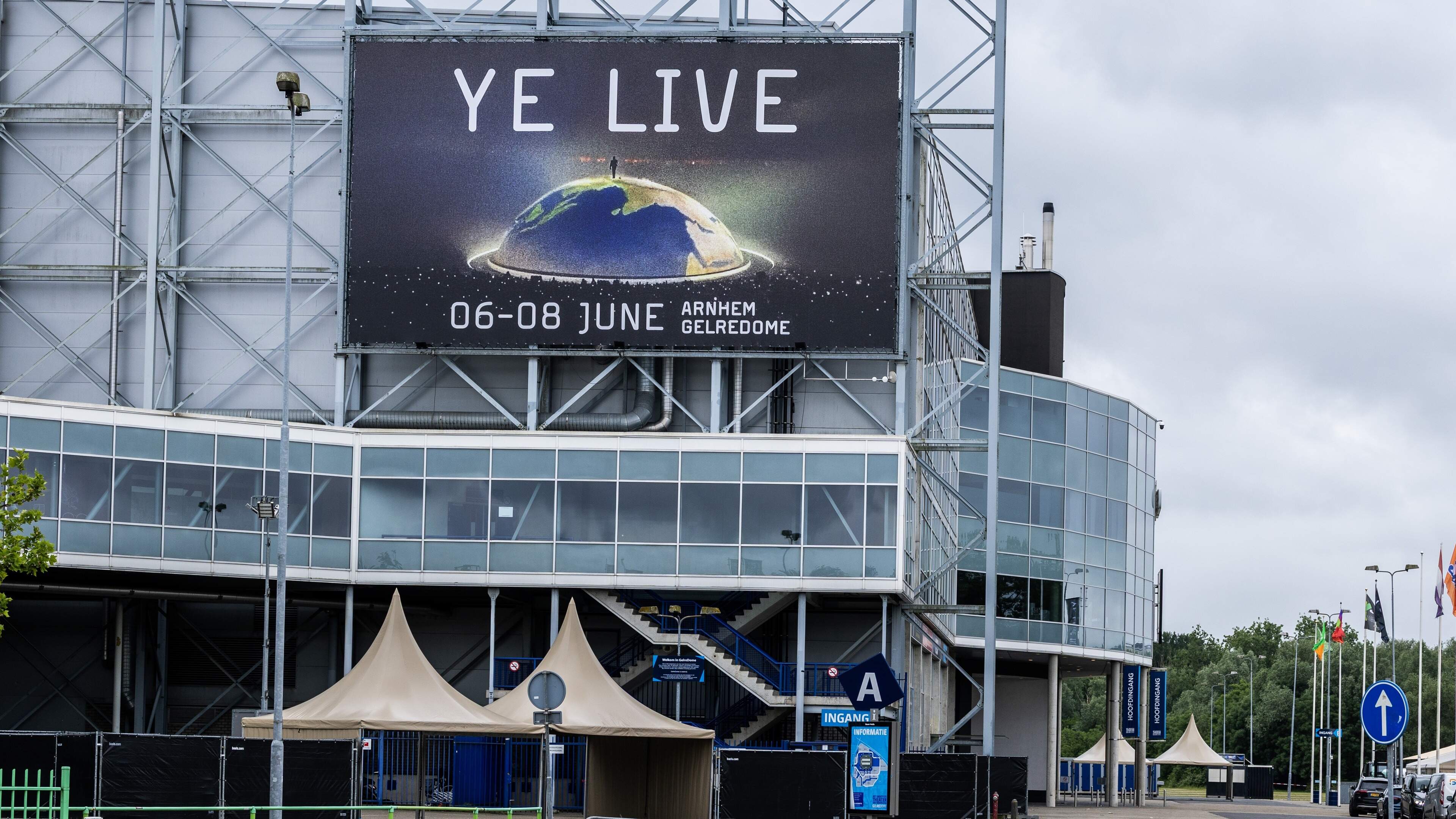Buitenlandse media smullen van omstreden Kanye West-concert 