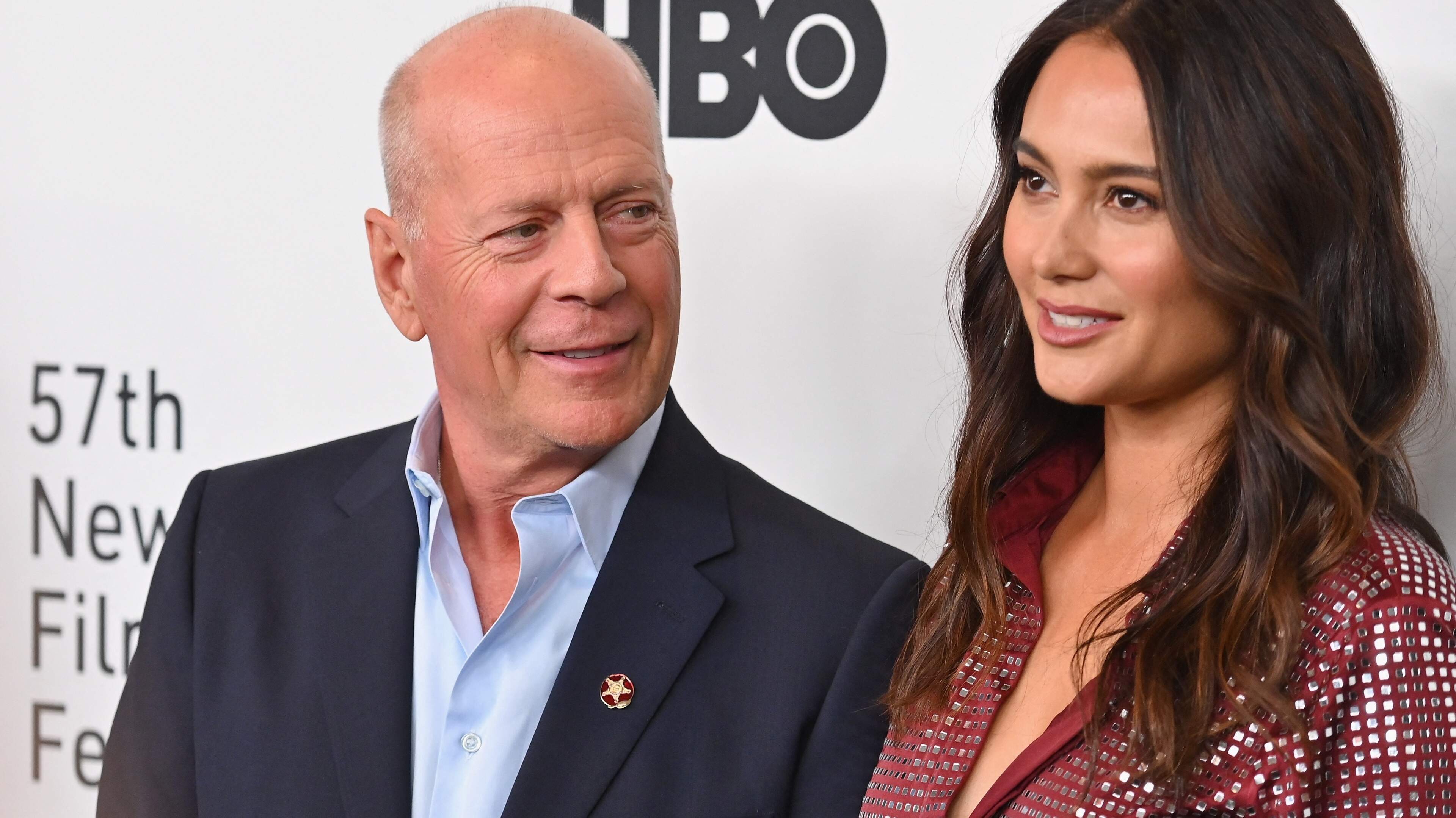 Acteur Bruce Willis ondanks ziekte aanwezig bij bruiloft van dochter Tallulah: ’Een heel teder moment’