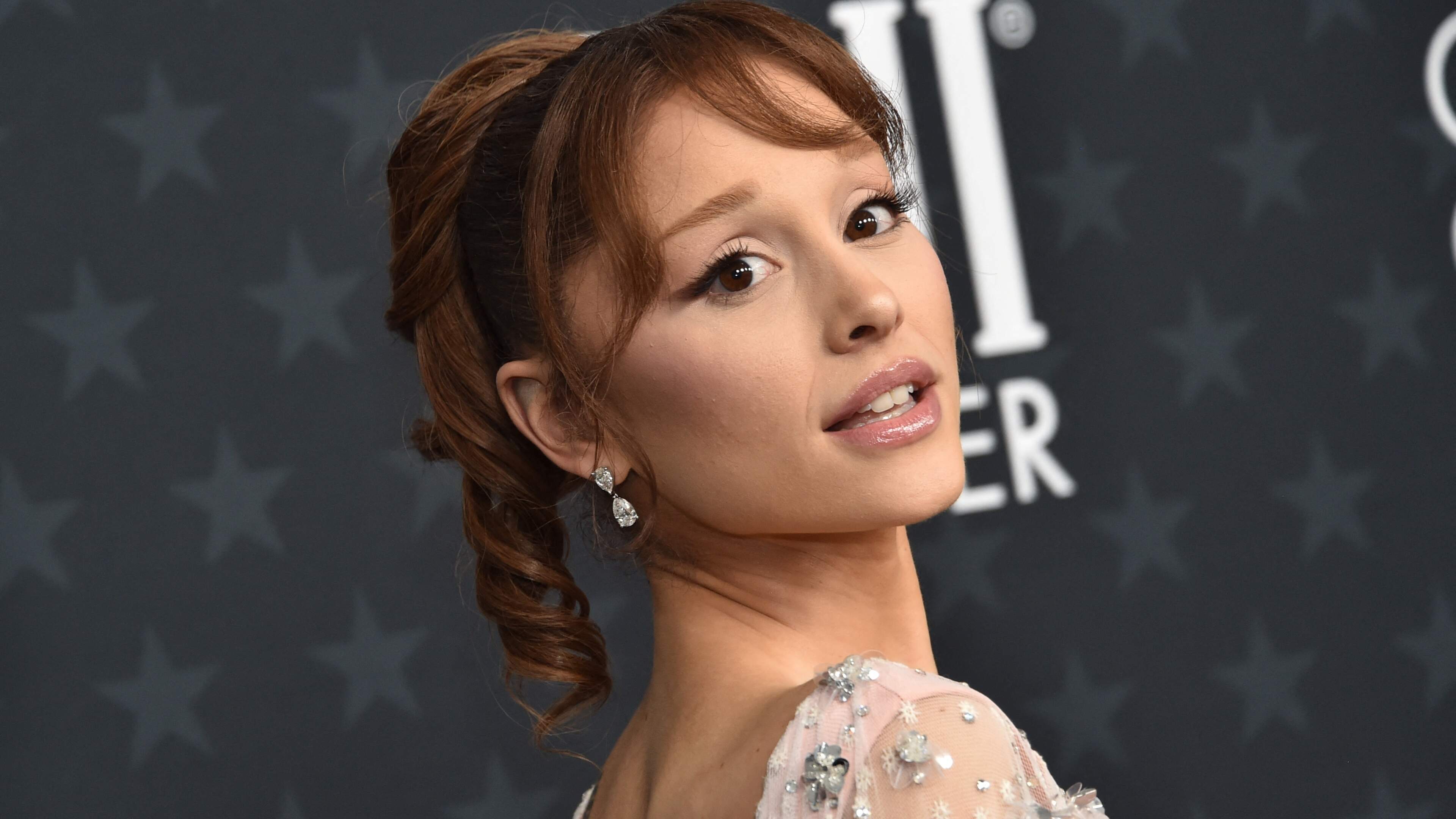 Ariana Grande schittert in trailer nieuwe Meet the Parents-film