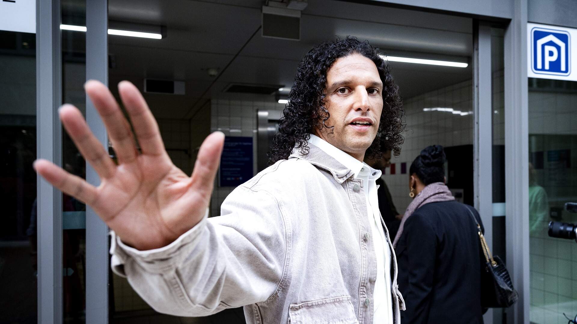 Ali B wil niet in beeld tijdens hoger beroep strafzaak | De Telegraaf