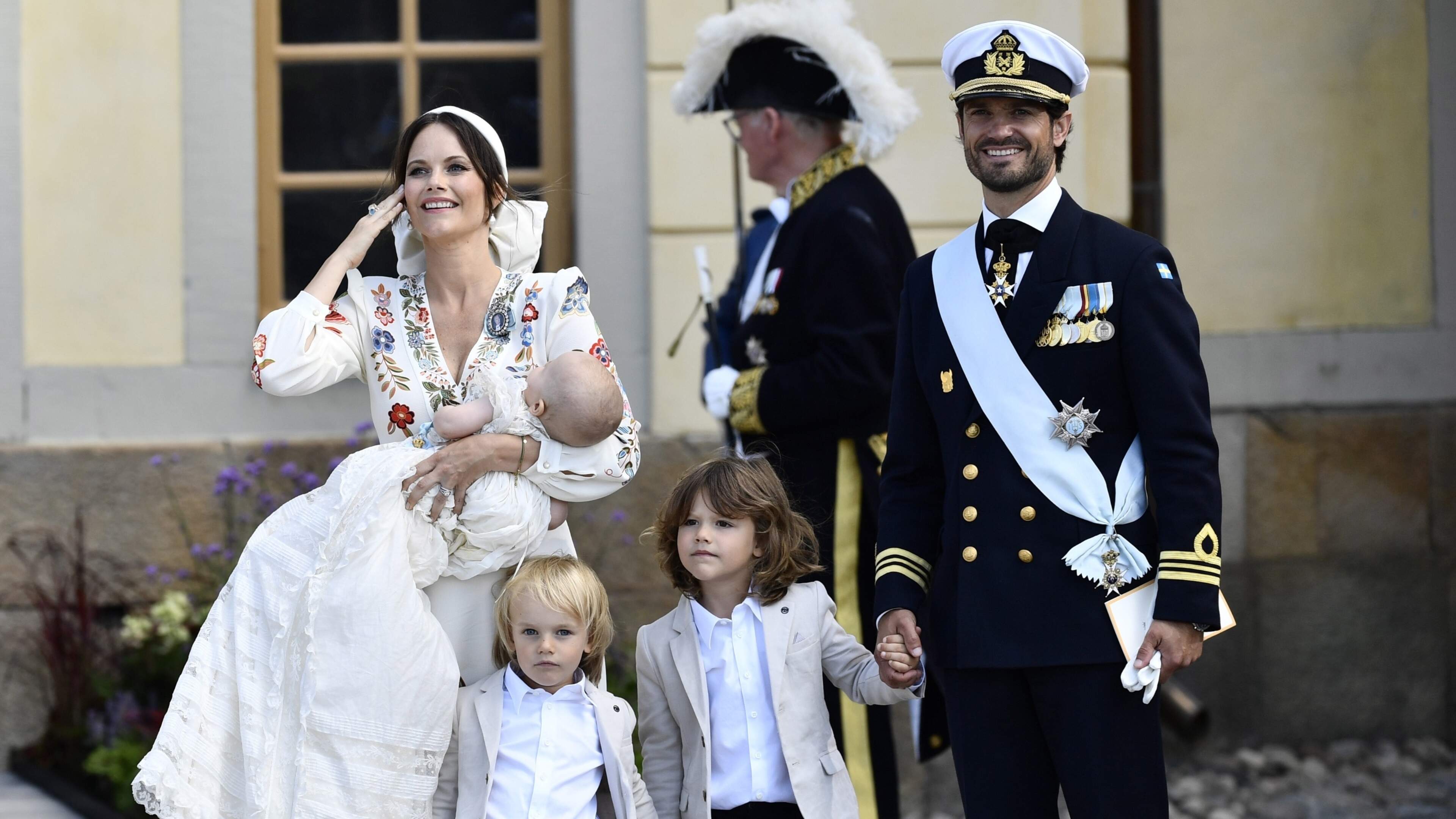 Zweedse prins Alexander (10) straalt op nieuwe verjaardagsfoto van Carl Philip en Sofia
