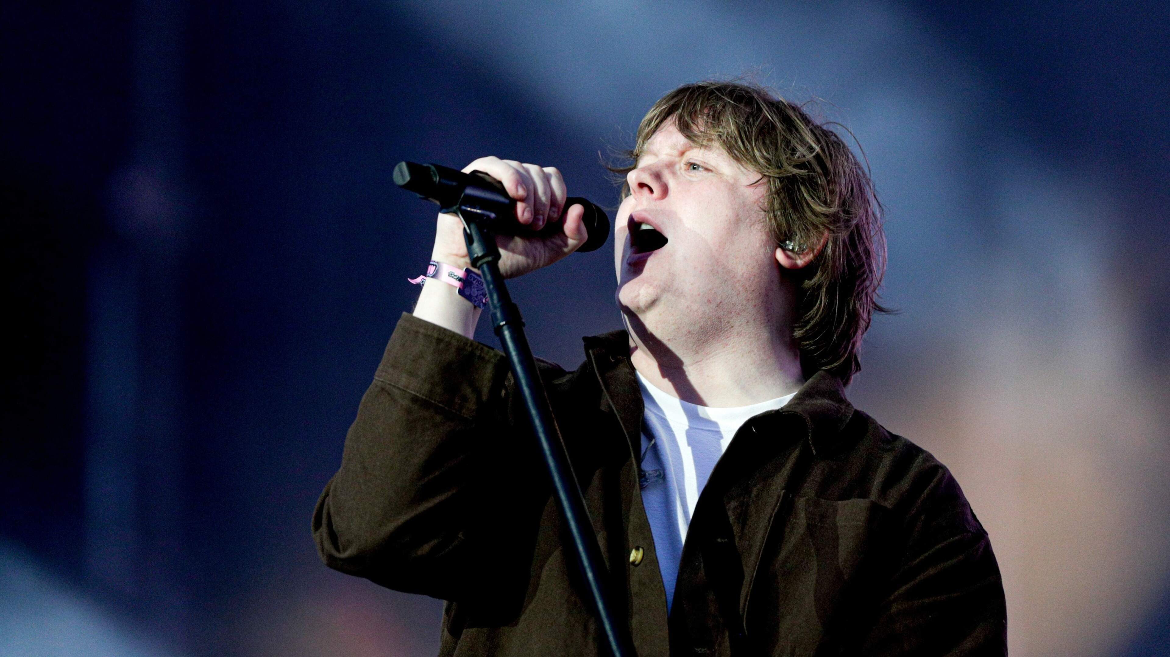Lewis Capaldi stopt met hitjacht: ’De mensen die naar mijn muziek luisteren verdienen beter’