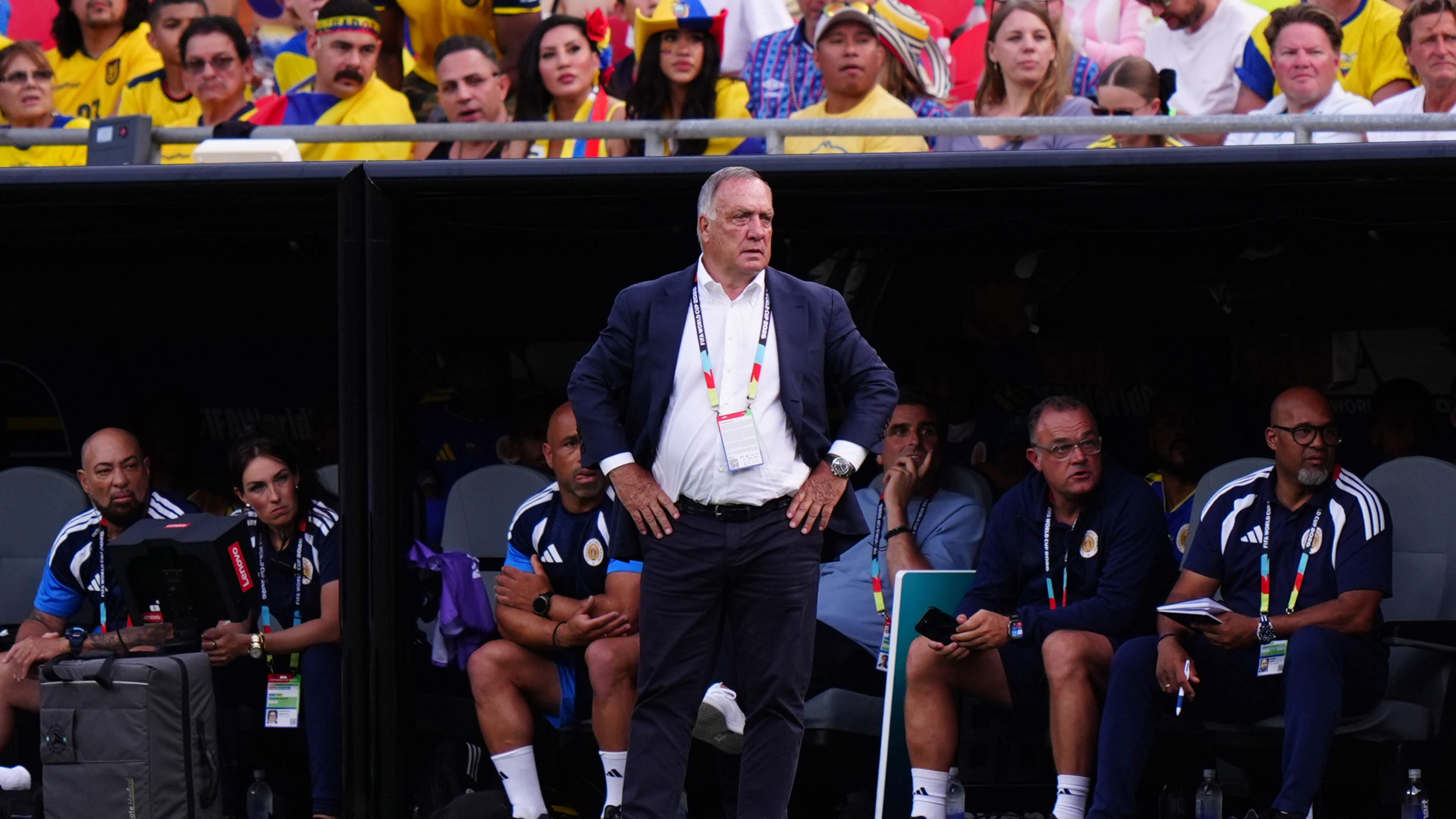 Dick Advocaat grapt over favorietenrol met Curaçao tegen Ecuador op WK 2026, Tahith Chong geïrriteerd na vraag over afkomst