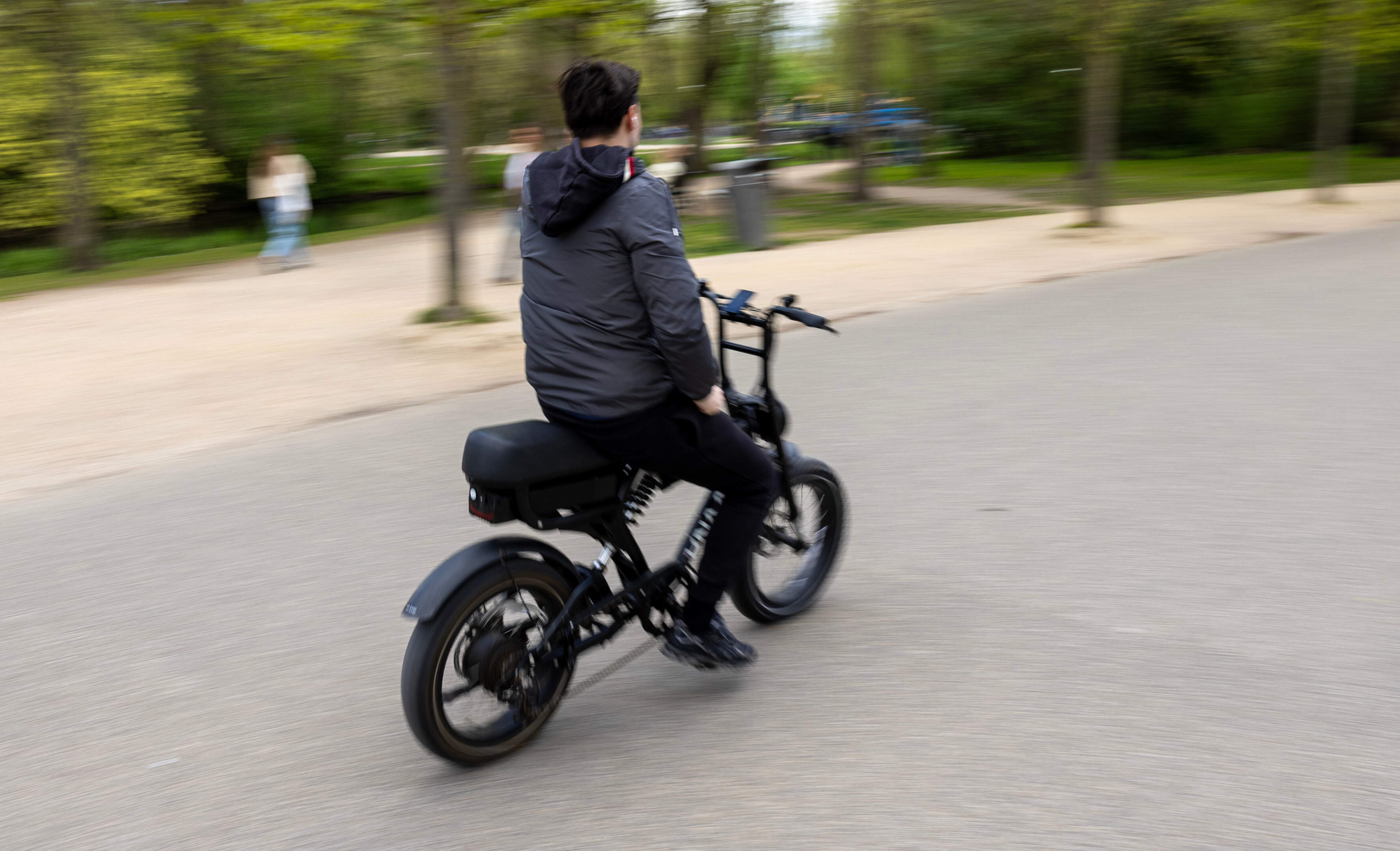 Fatbike-tuig bespuugt voorbijgangers in Amsterdam