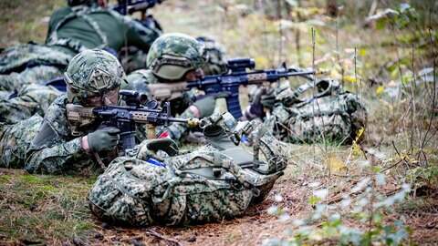 HARDERWIJK - Militair oefenterrein van het opleidings- en trainingscentrum van de Koninklijke Marechaussee. Opleidingen van de Koninklijke Marechaussee  , twee bivakken: één van de leergang Marechaussee Beveiliger en één van het Dienjaar Koninklijke Marechaussee. ANP /HOLLANDSE HOOGTE /ROBIN UTRECHT