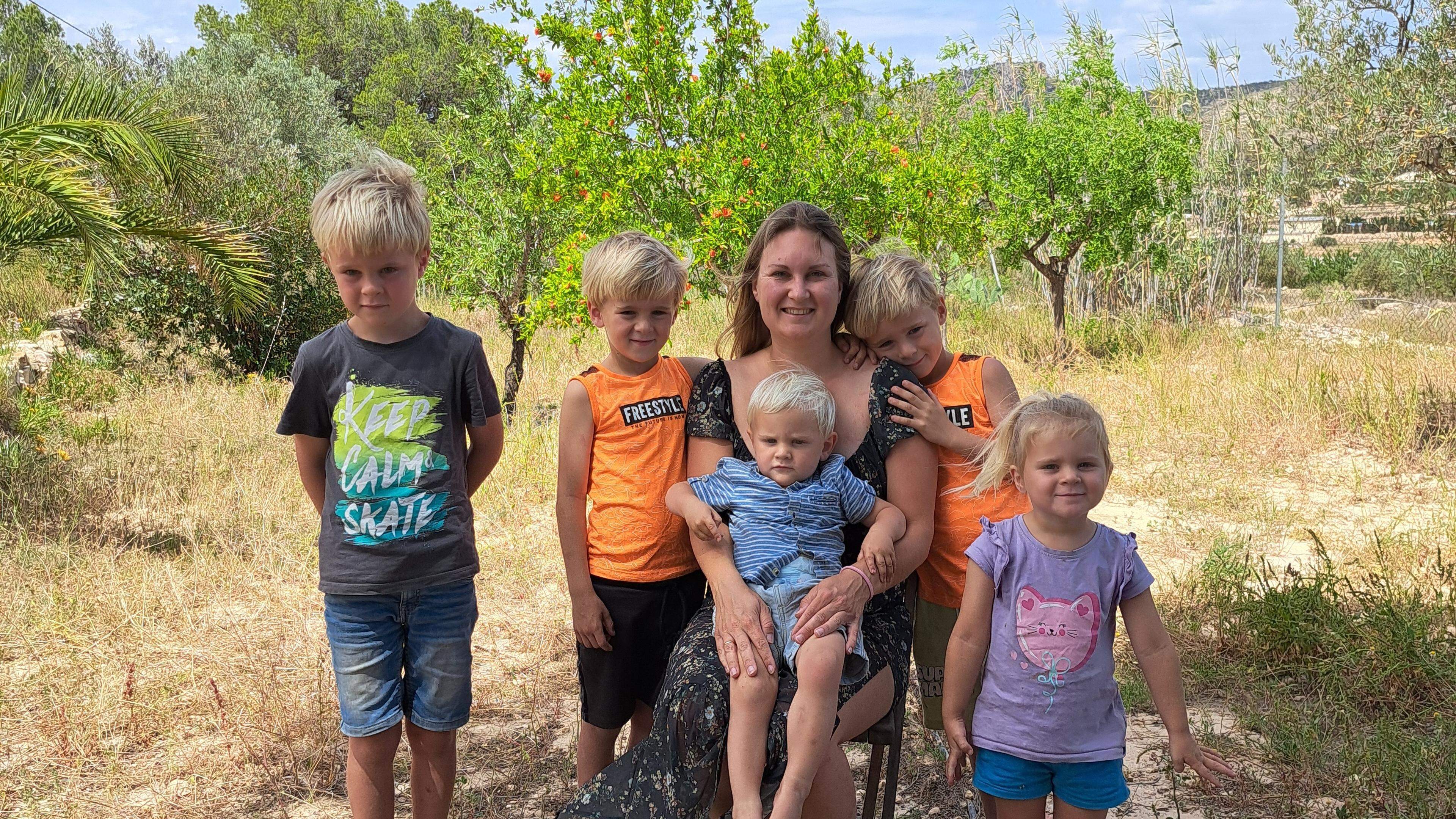 Melissa (33) uit Een huis vol emigreert over wonen in Spanje: 'De jongens verbeteren mij aan de lopende band' | De Telegraaf