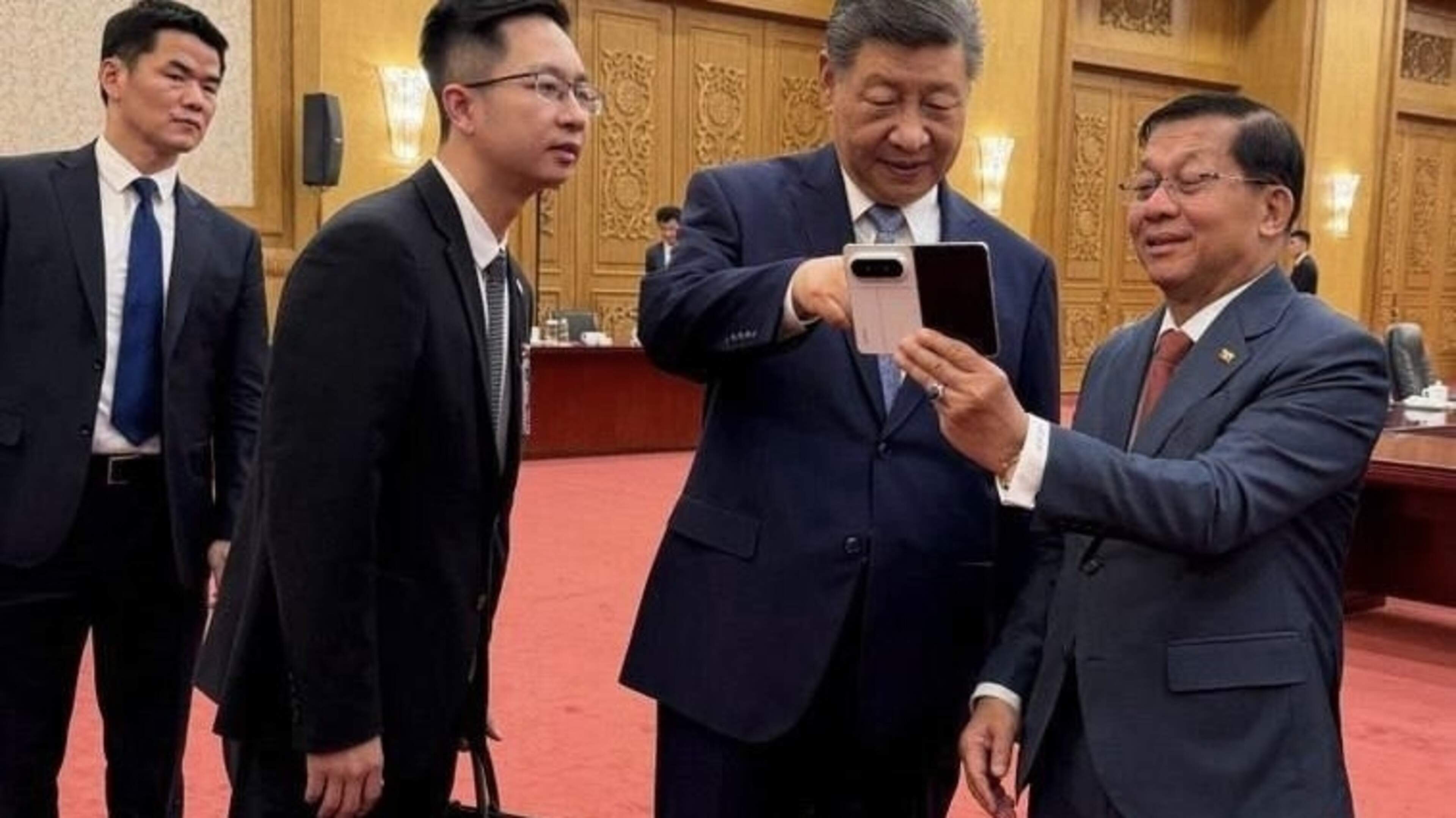 Peking rolt rode loper uit voor coupleider Myanmar: ’Vazalstaat van China’