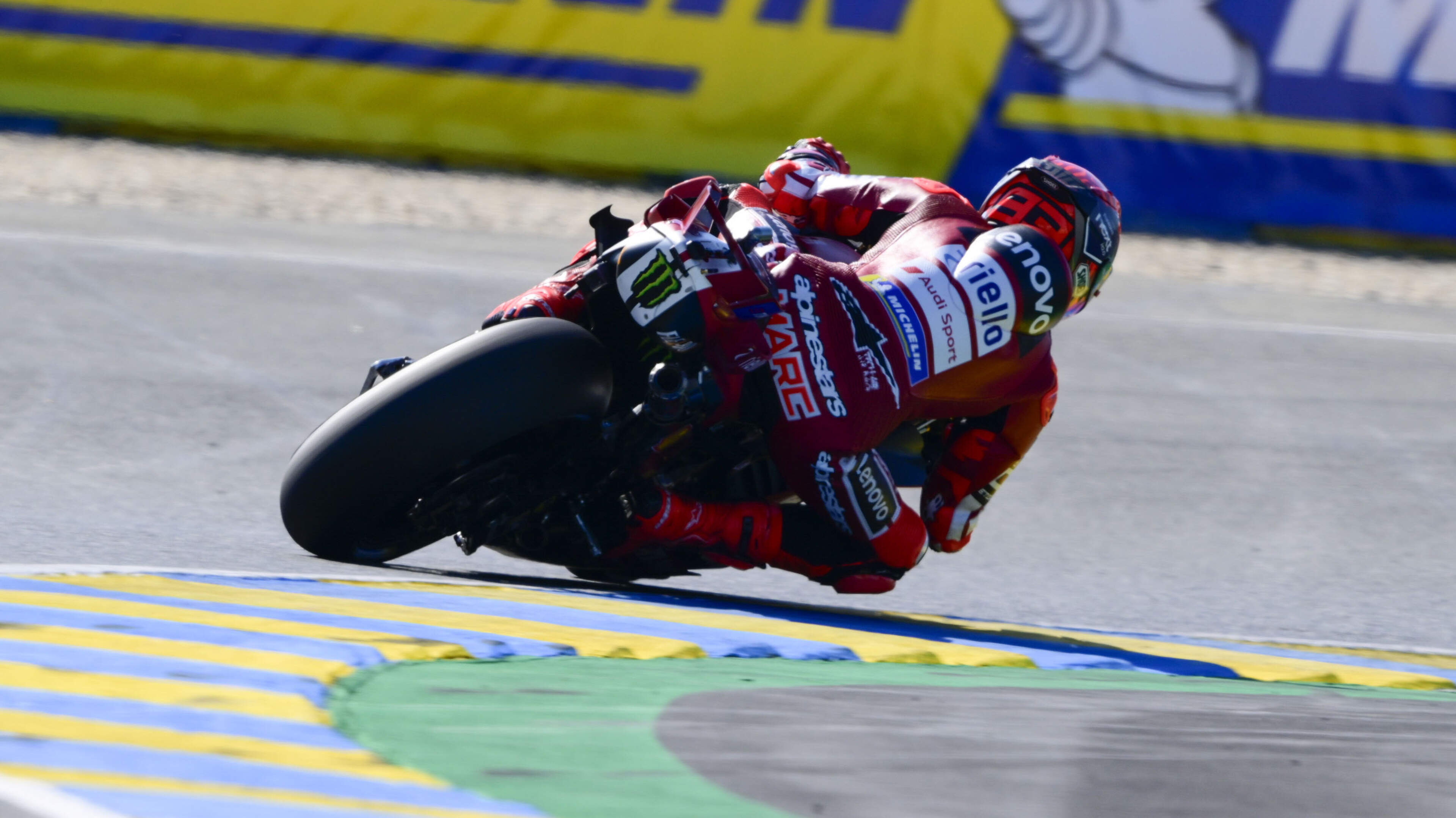 VIDEO Motorcoureur Marc Márquez vliegt in sprintrace over de kop en breekt voet