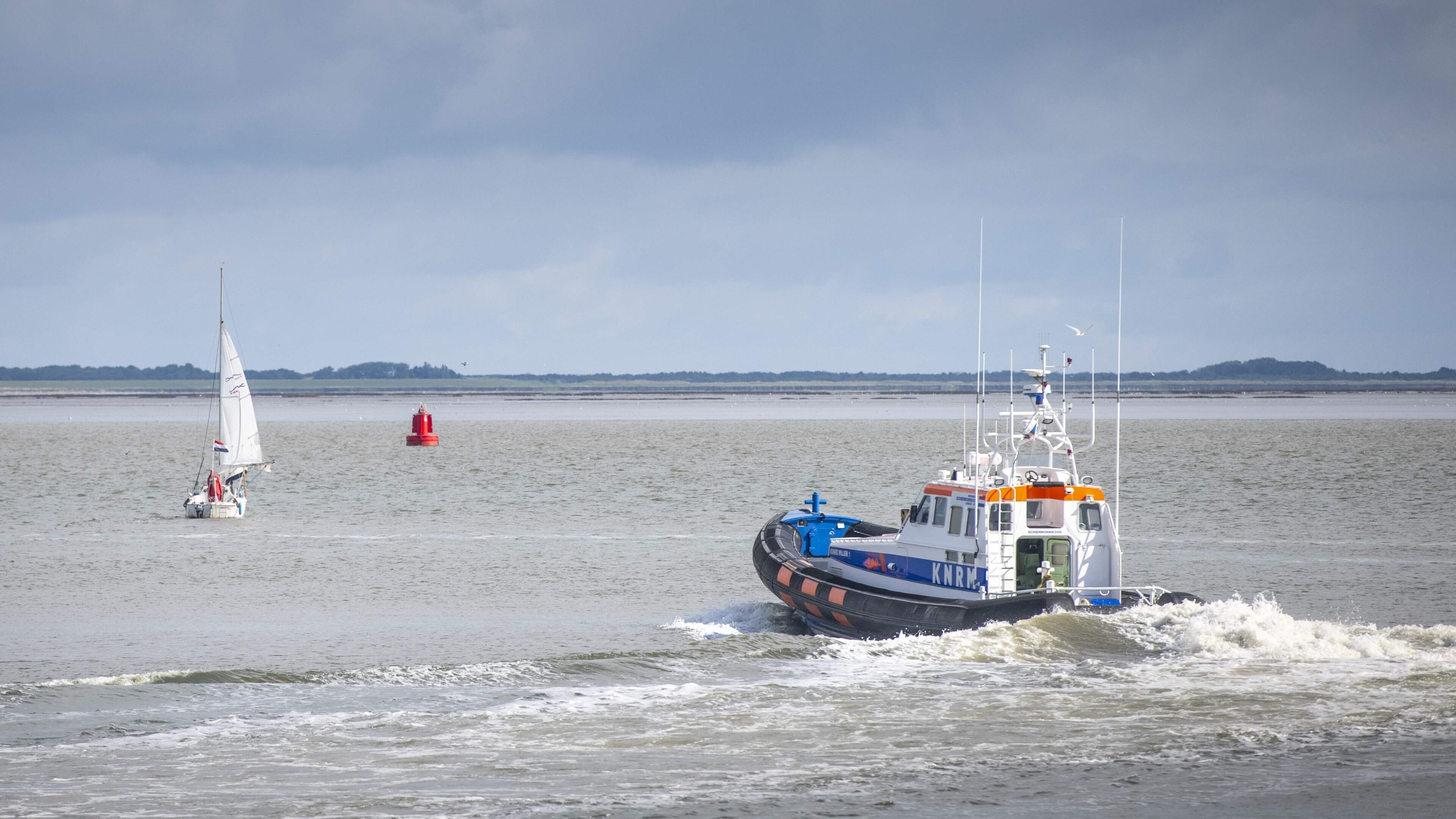 Vrachtschip dat bij Schiermonnikoog in de problemen raakte hervat koers: nog één bemanningslid in ziekenhuis