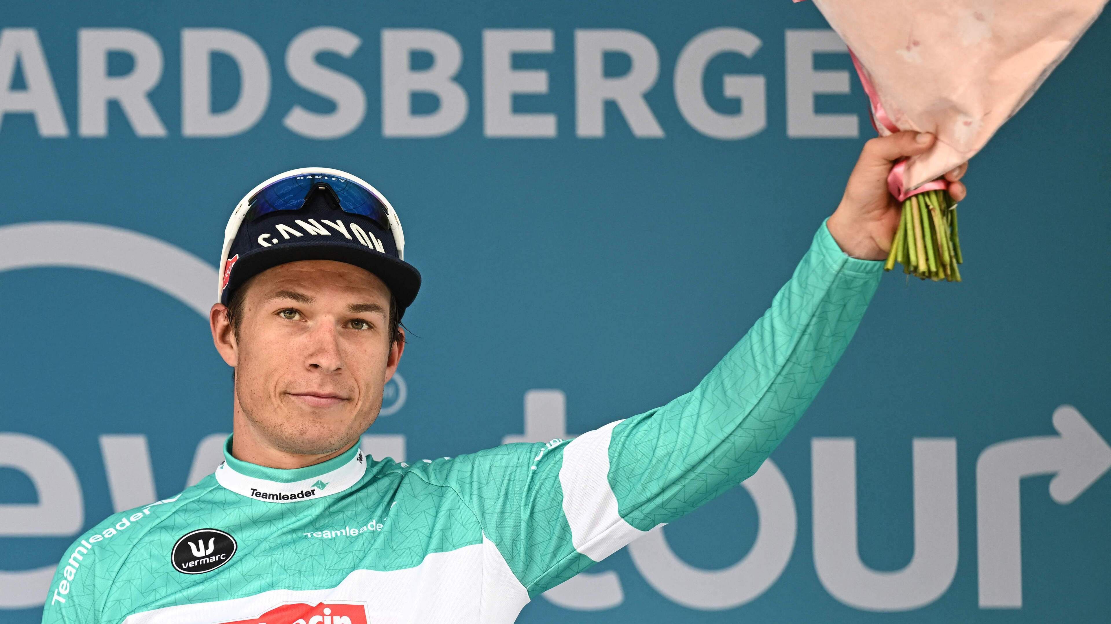 Olav Kooij weer met minimaal verschil geklopt: Jasper Philipsen grijpt macht in Renewi Tour