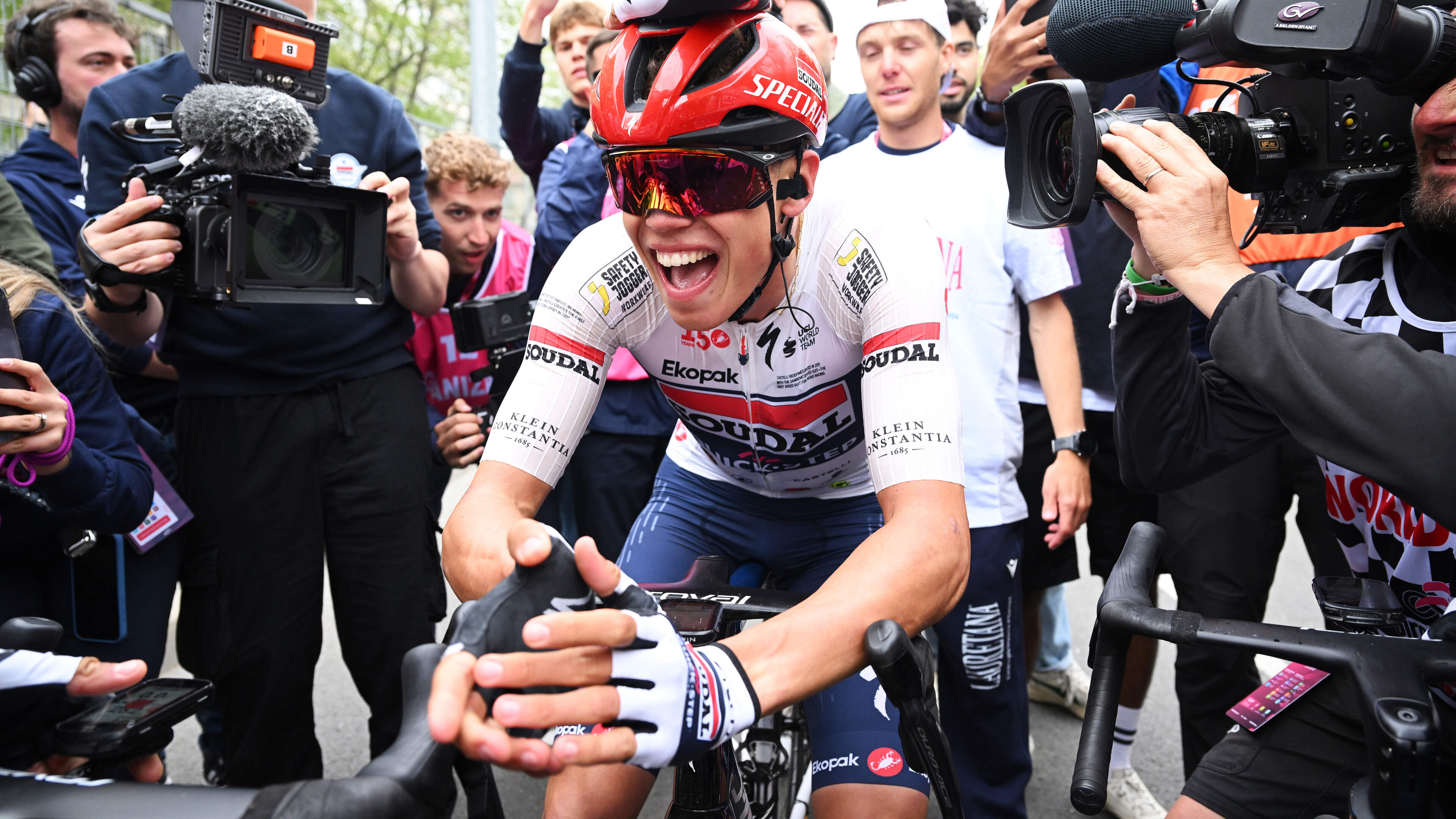 Teruglezen: zo ontaardde het einde van de eerste etappe van de Giro d’Italia in een grote chaos