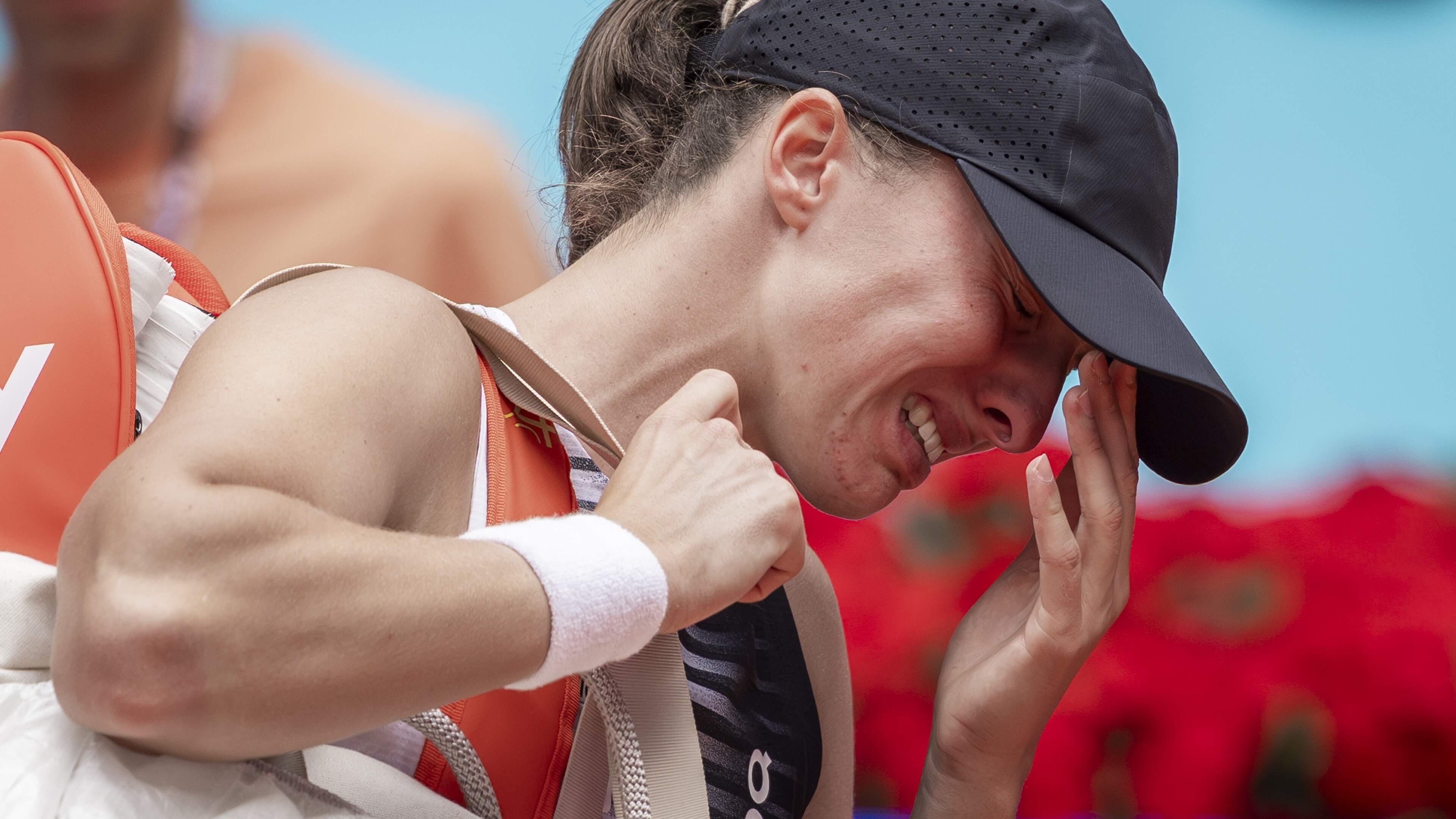 Roland Garros in gevaar voor Iga Swiatek? Poolse tennisster moet in tranen opgeven in derde ronde Madrid