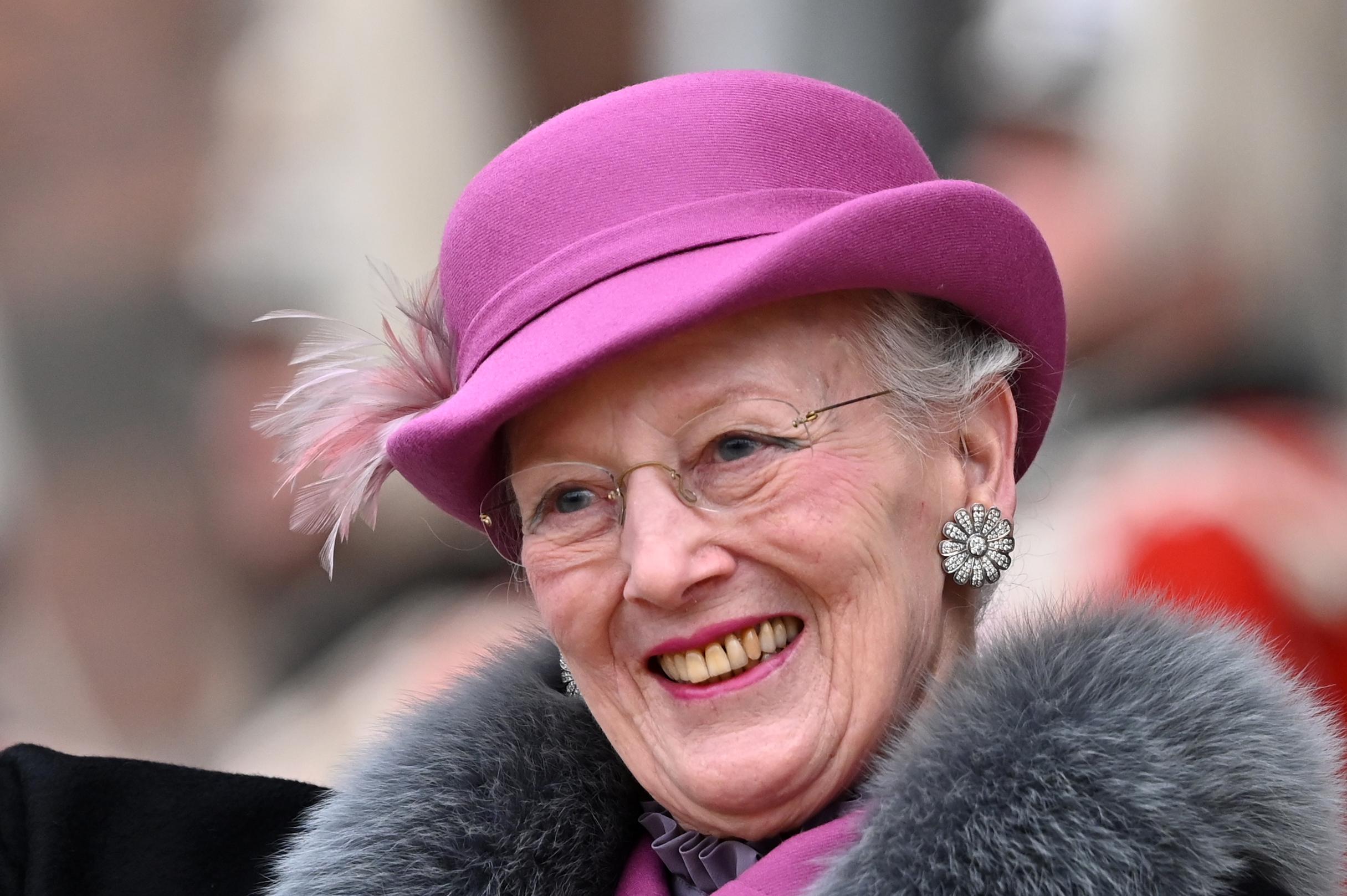 Deense koningin Margrethe herdenkt overleden paus Benedictus | De Telegraaf