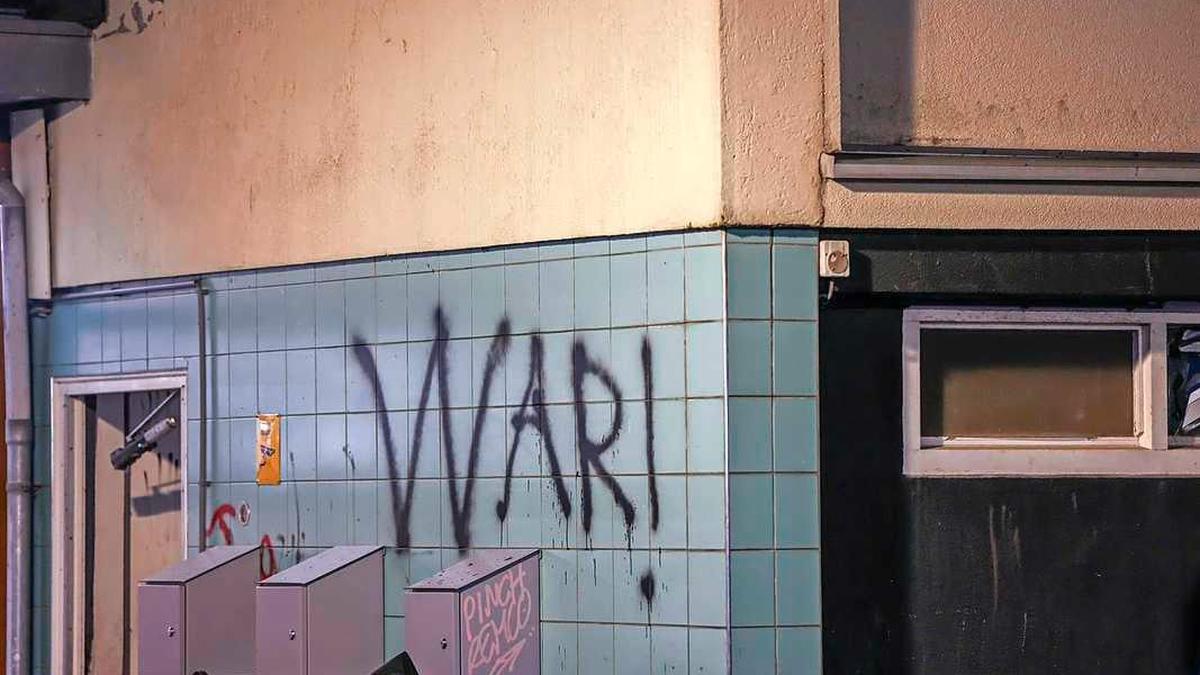 Aan de Mastbos in Amsterdam is ’war’ op de muur geschreven.