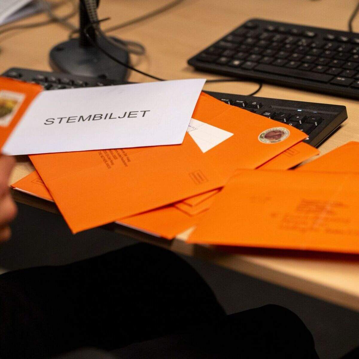 DEN HAAG - Stembureauleden tellen in het World Forum de briefstemmen die door kiesgerechtigden uit het buitenland zijn ingevuld op stembiljetten. Nederland ging naar de stembus voor de Tweede Kamerverkiezingen. ANP LINA SELG