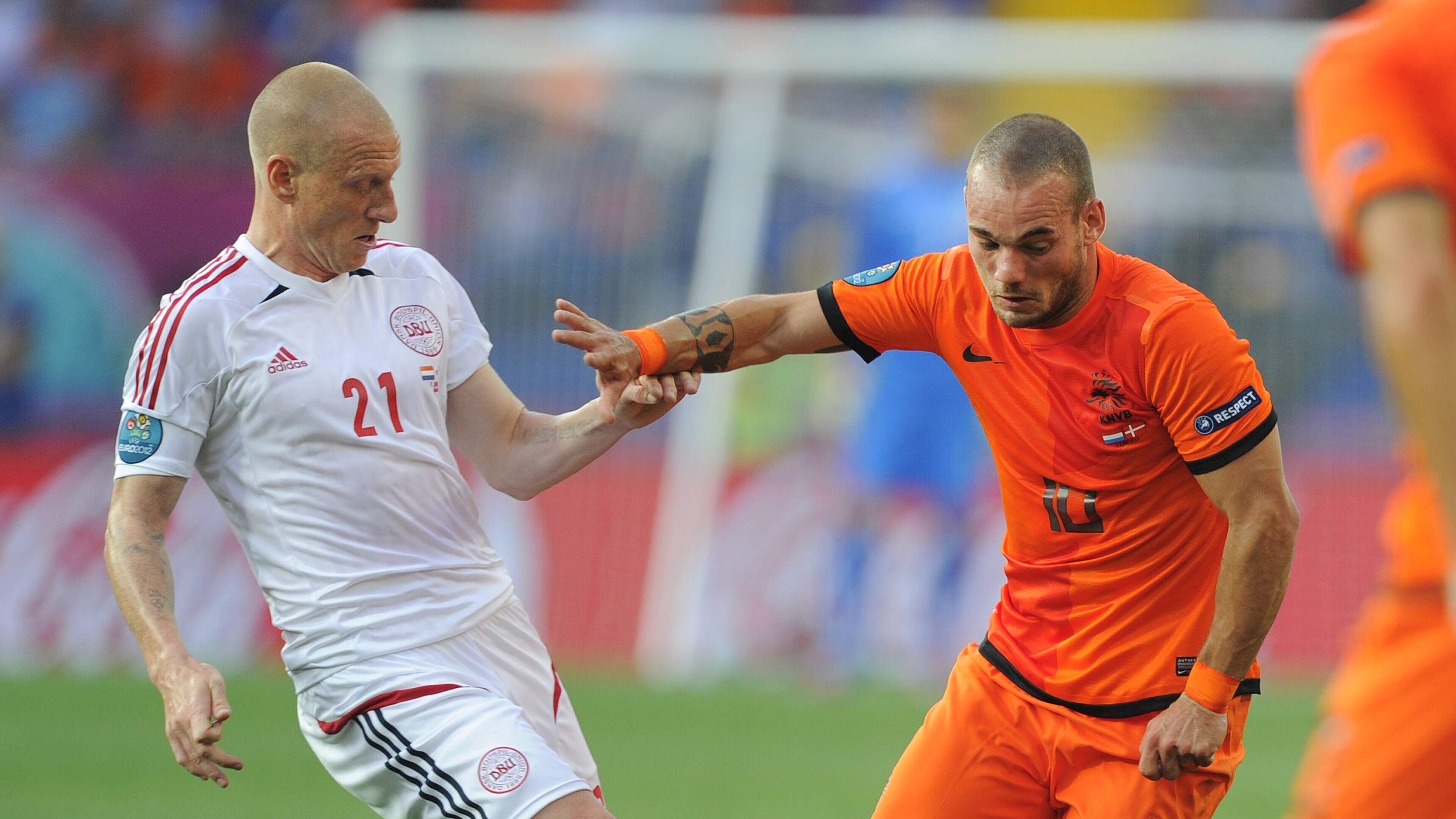 Wesley Sneijder doet boekje open over ’flessen wodka’ op desastreus EK: ’Ik moest mensen uit elkaar houden’