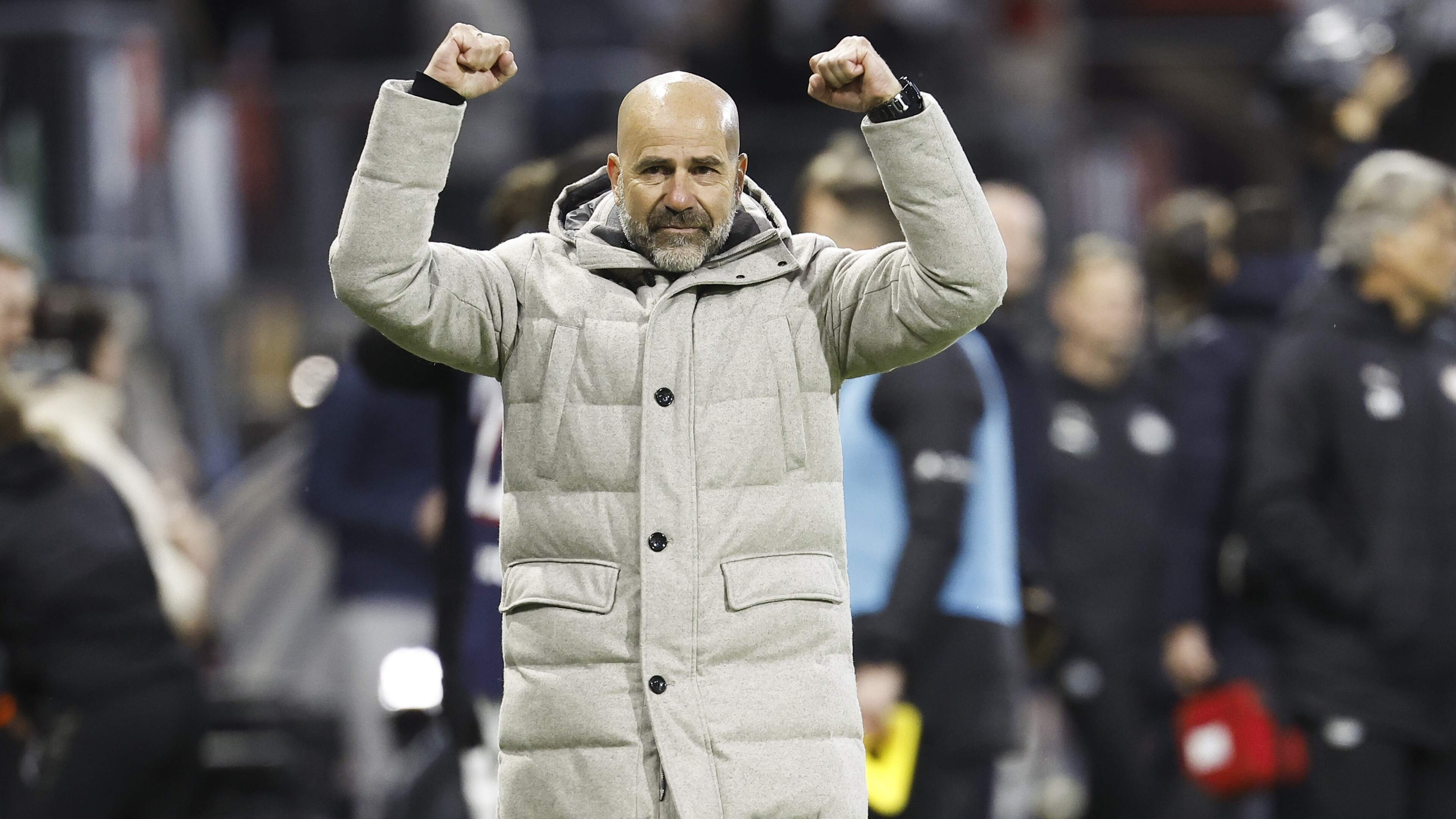 PSV-trainer Peter Bosz geeft na ’zware week’ opvallende verklaring voor gedrag aan de zijlijn: ’Bierbenen’