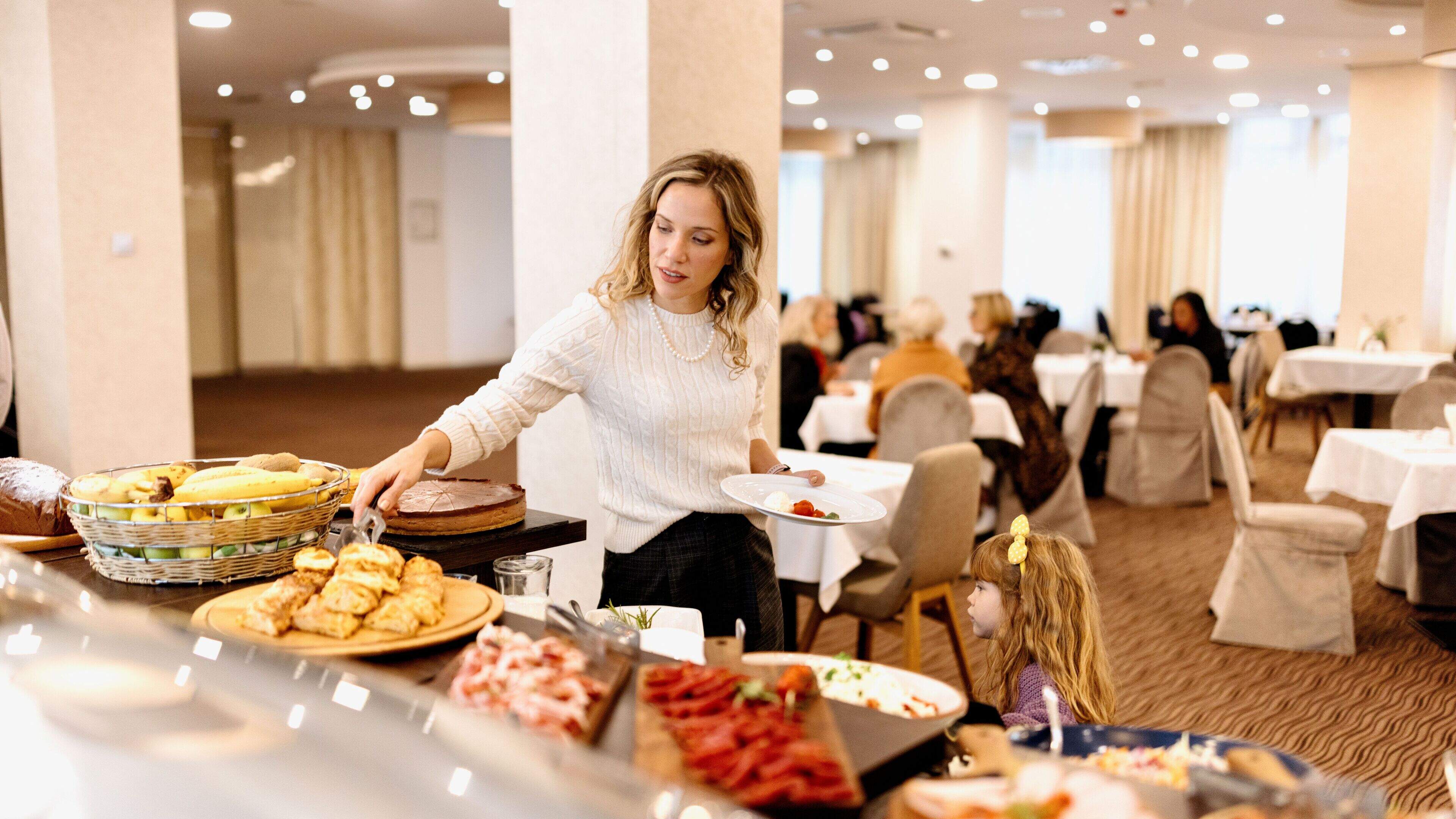 Praat mee: Is het asociaal om eten van het ontbijtbuffet in je tas te stoppen?