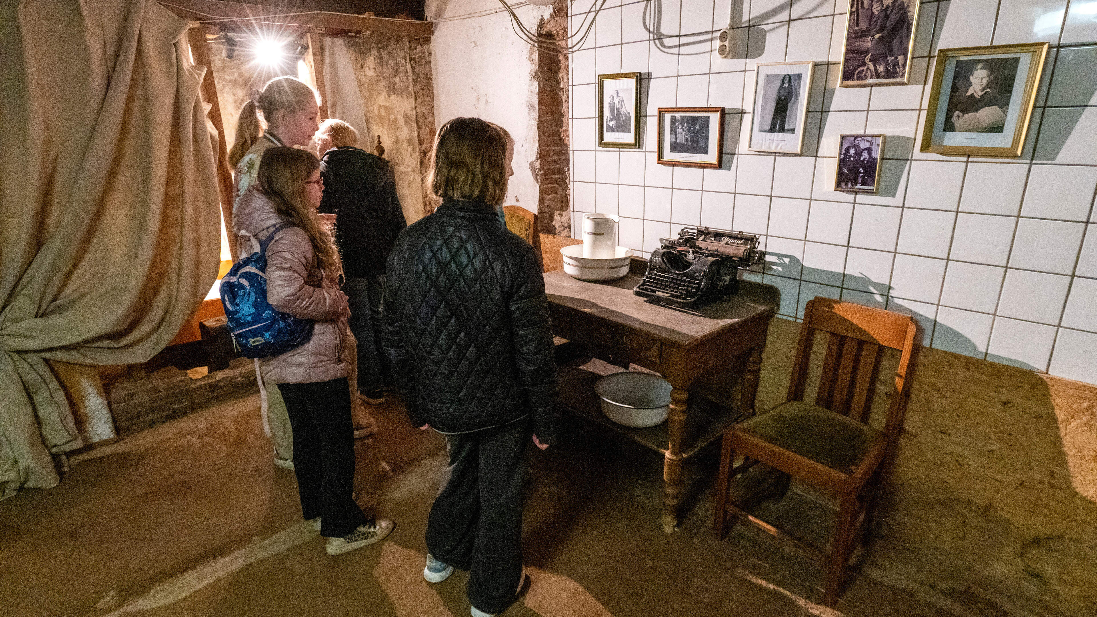 Achterhoekse WO II-schuilplaats voor Joden in oude luister hersteld: ’Onderduikers sprongen door het gat naar beneden’