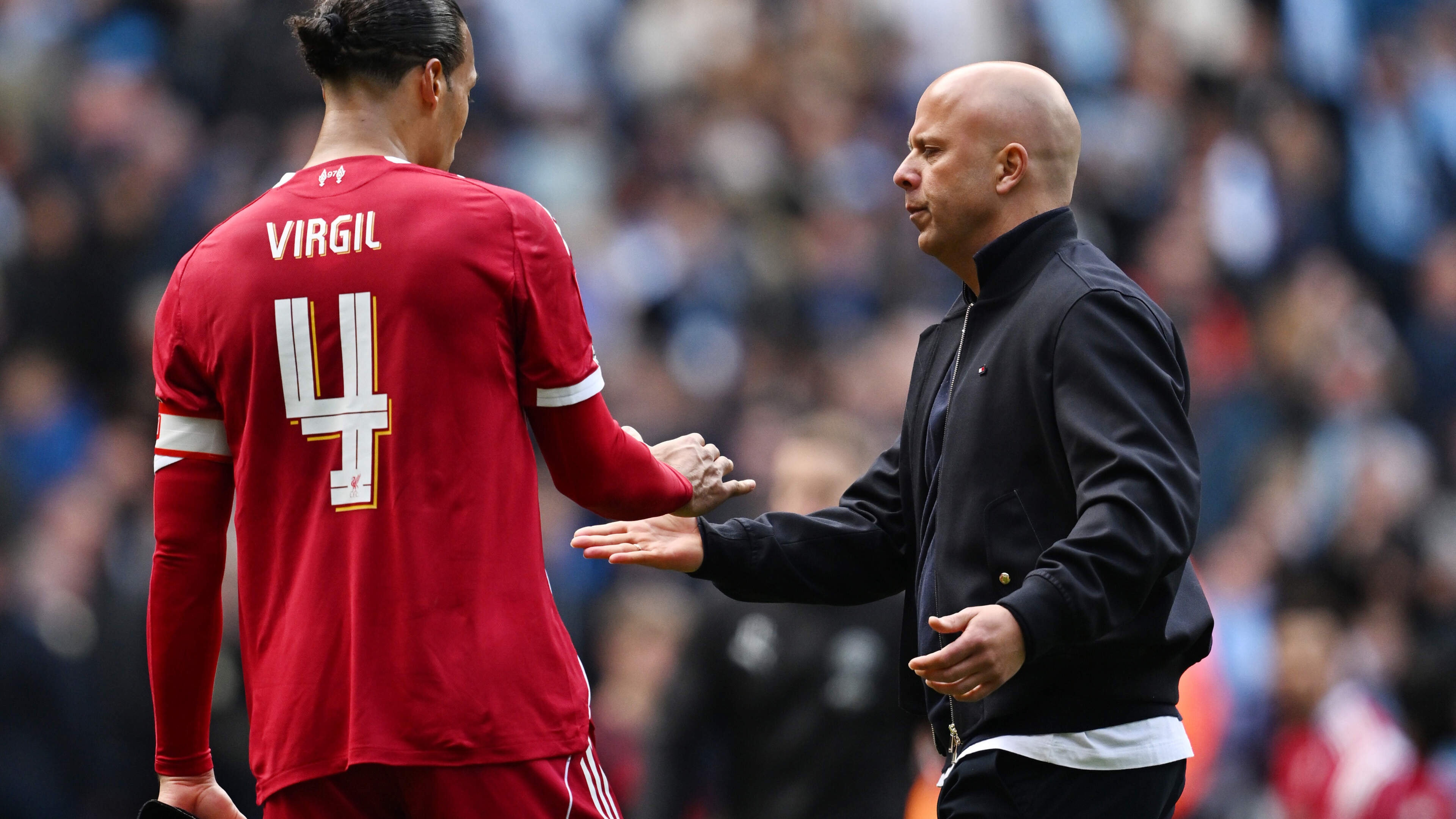 Liverpool-trainer Arne Slot lovend over fitheid Virgil van Dijk: ’Laat staan op zijn leeftijd’